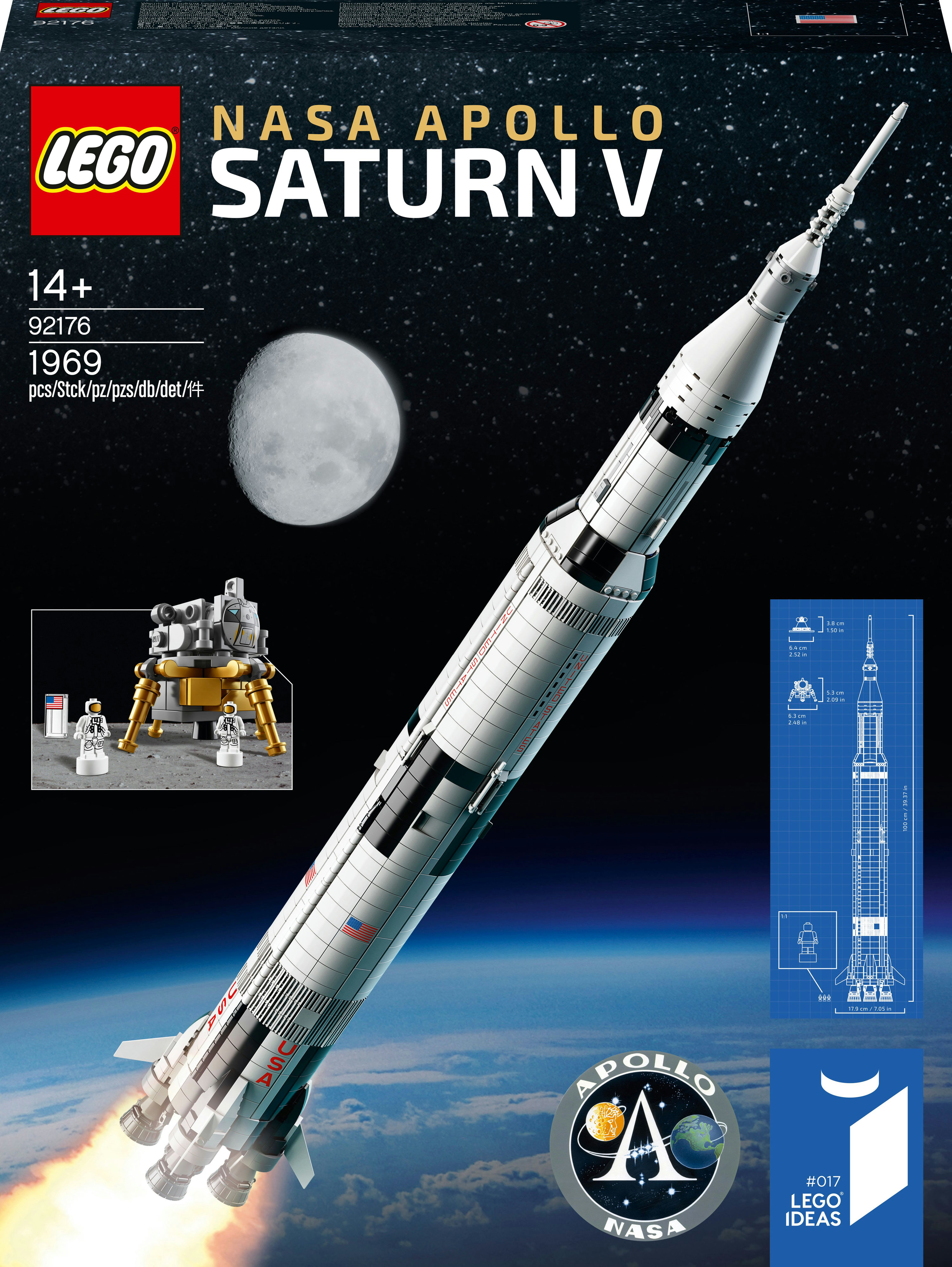 Zestaw pudełkowy Lego NASA Apollo Saturn V, pokazujący duży model rakiety i figurki.