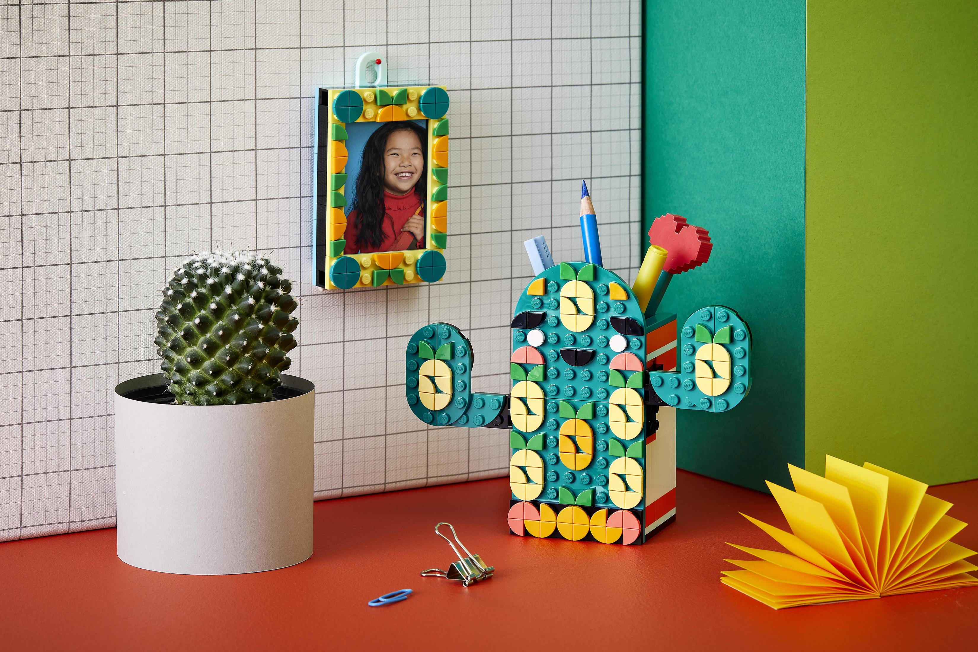 Zestaw Lego z pojemnikiem na ołówki w kształcie kaktusa, ramką na zdjęcia i rośliną kaktusa.