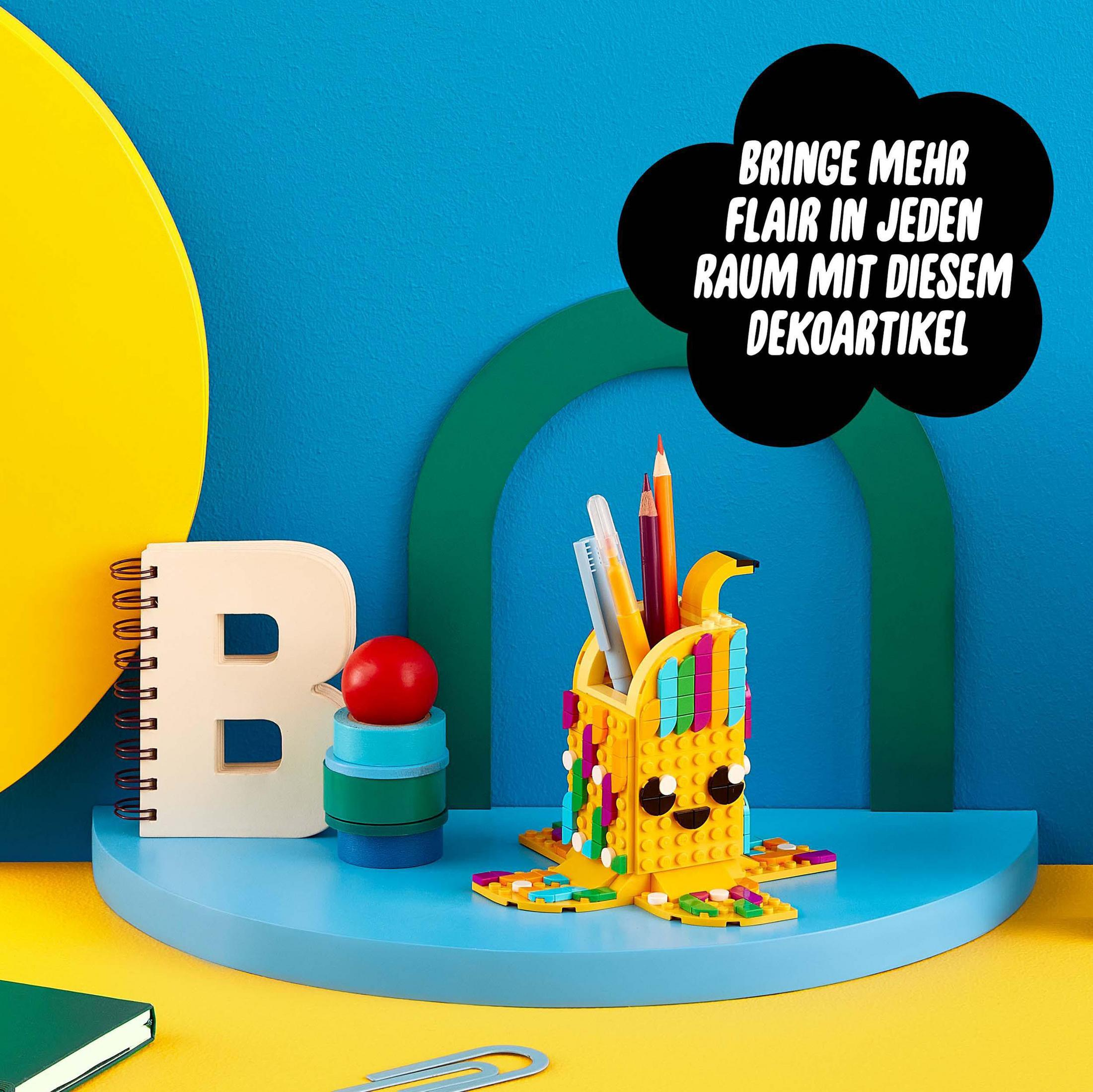 Ein LEGO-Stifthalter mit Bleistiften, einem Notizbuch und anderen Schreibwaren.