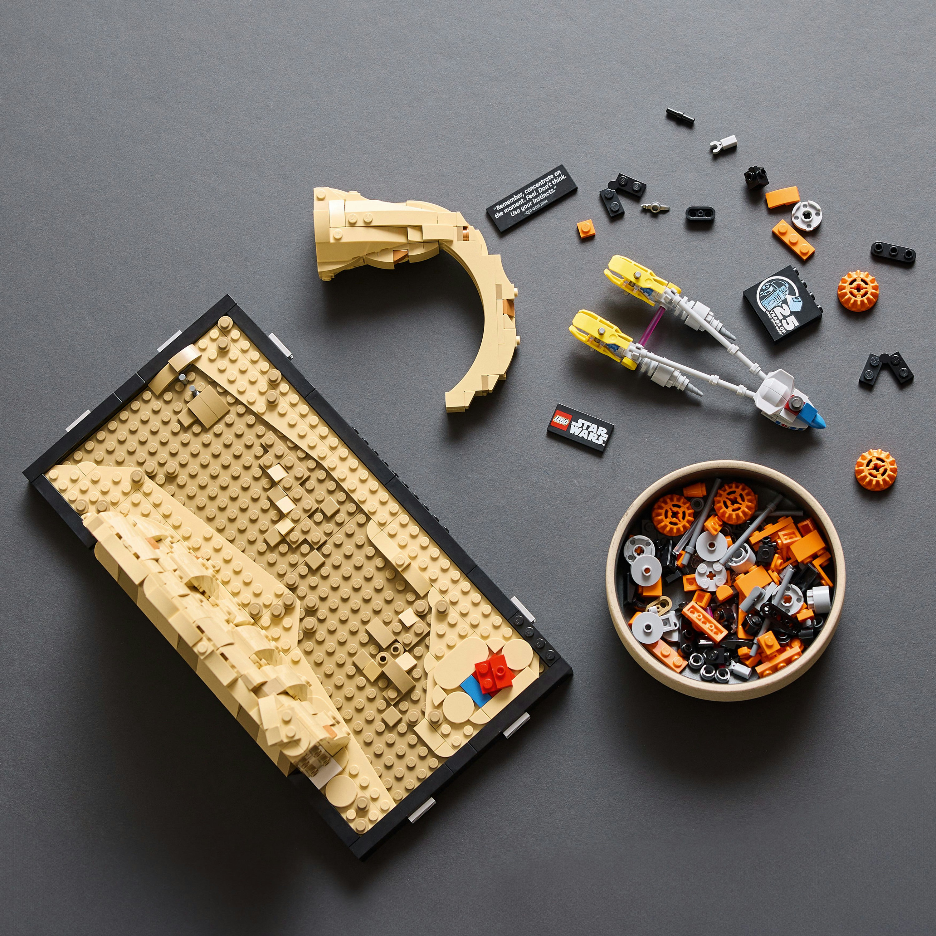 Zestaw Lego Star Wars. Zawiera pustynny krajobraz, speedera i różne klocki Lego.