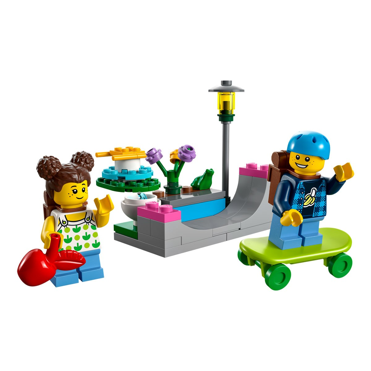 Scène de parc Lego Friends avec des figurines, une rampe de skateboard, des fleurs et un lampadaire.