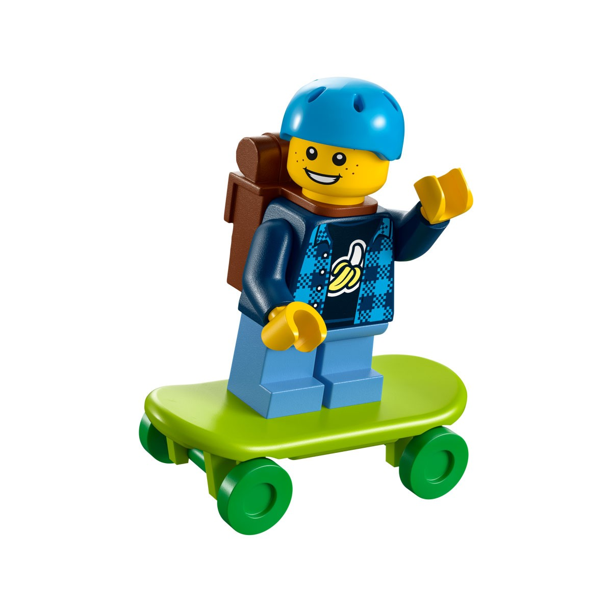 Minifigurine Lego sur un skateboard vert, portant un casque bleu et un sac à dos.