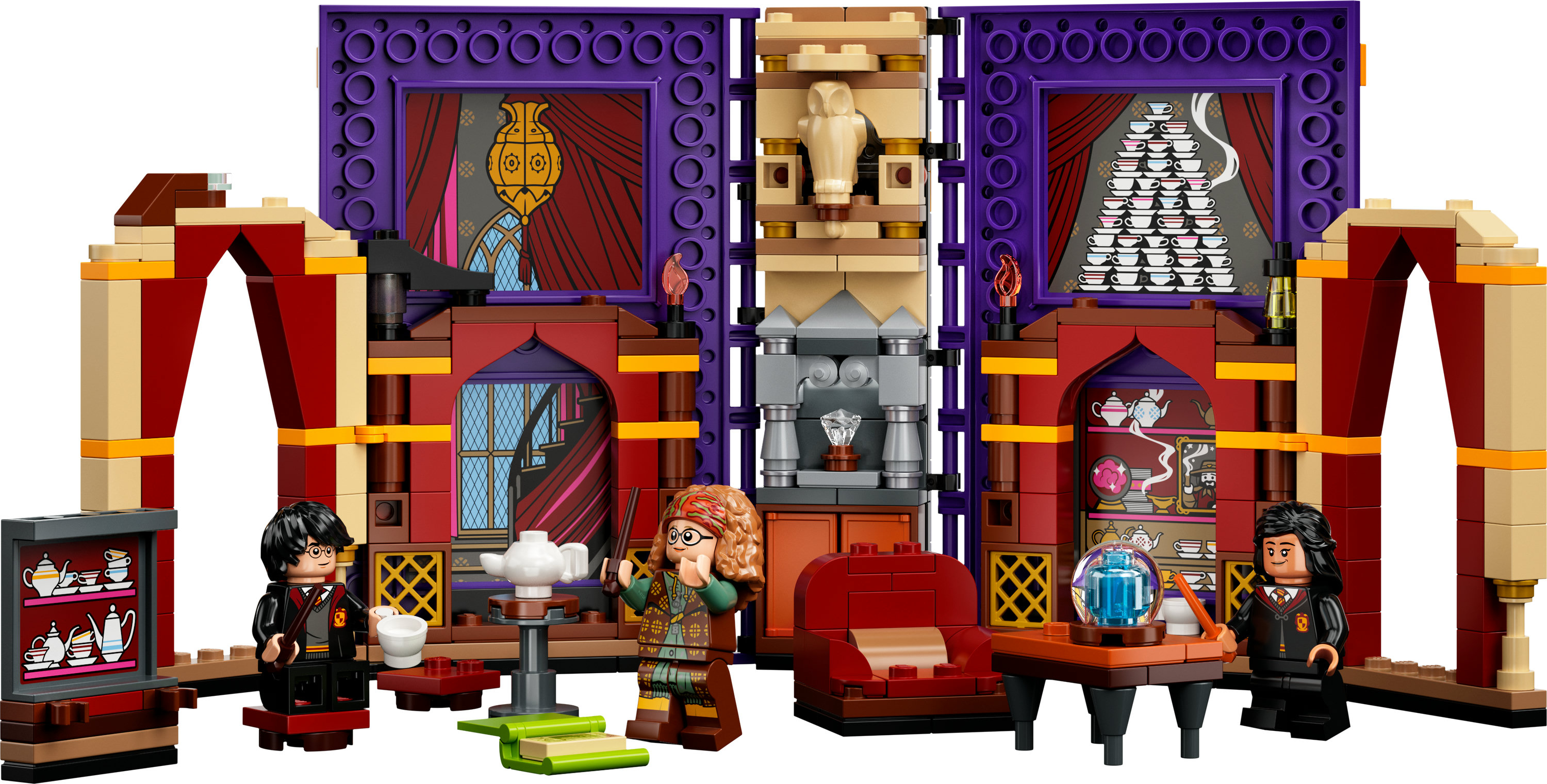 Lego-Set mit Burginnenraum, Figuren und verschiedenen Zubehörteilen.