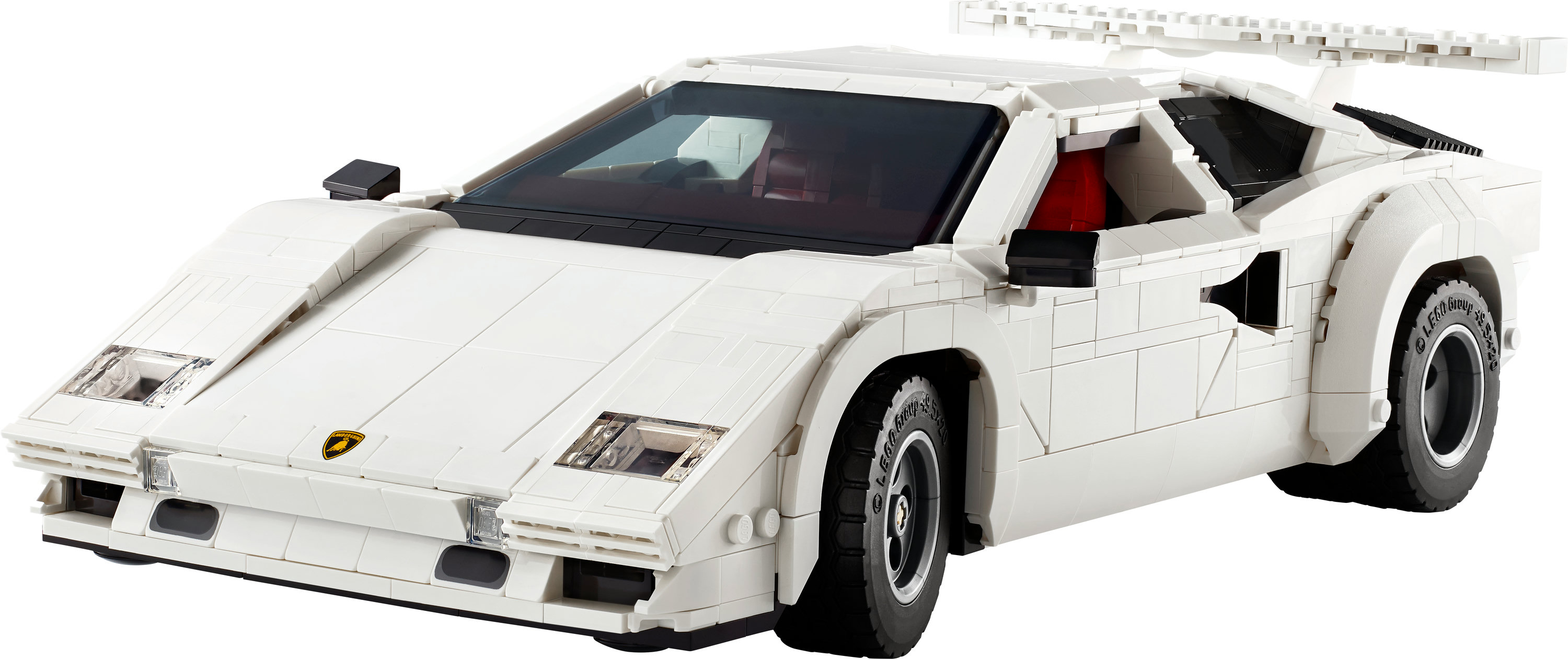 Biały samochód sportowy LEGO Countach, ze spojlerem, czarnymi kołami i logo Lamborghini z przodu.