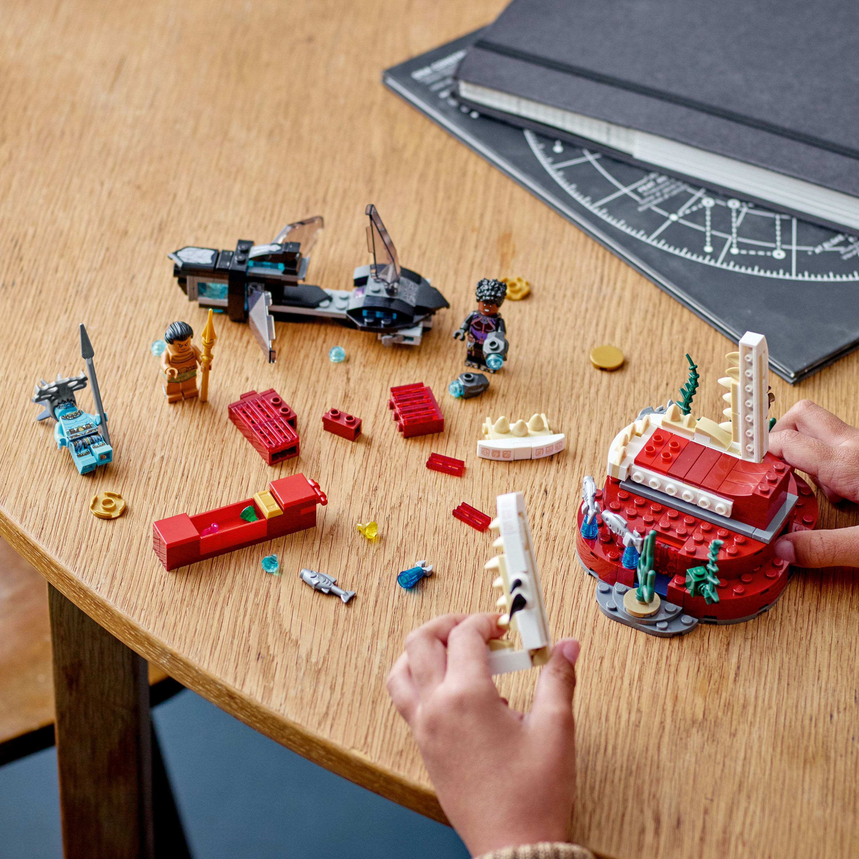 Un set Lego. Ci sono personaggi Lego e altri pezzi Lego su un tavolo.