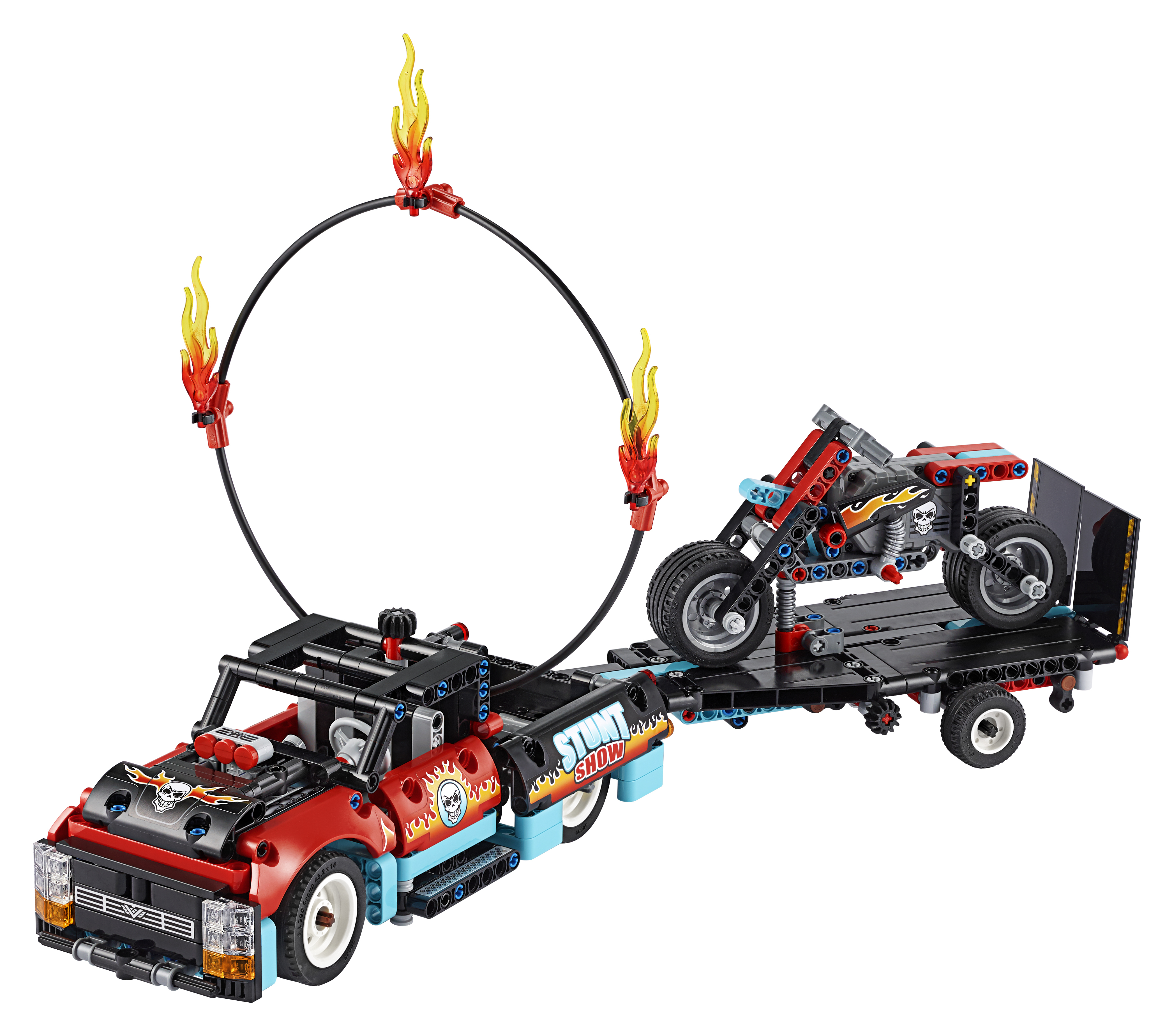 Ein Lego-Set eines Trucks mit Motorrad und Feuerring auf weißem Hintergrund.