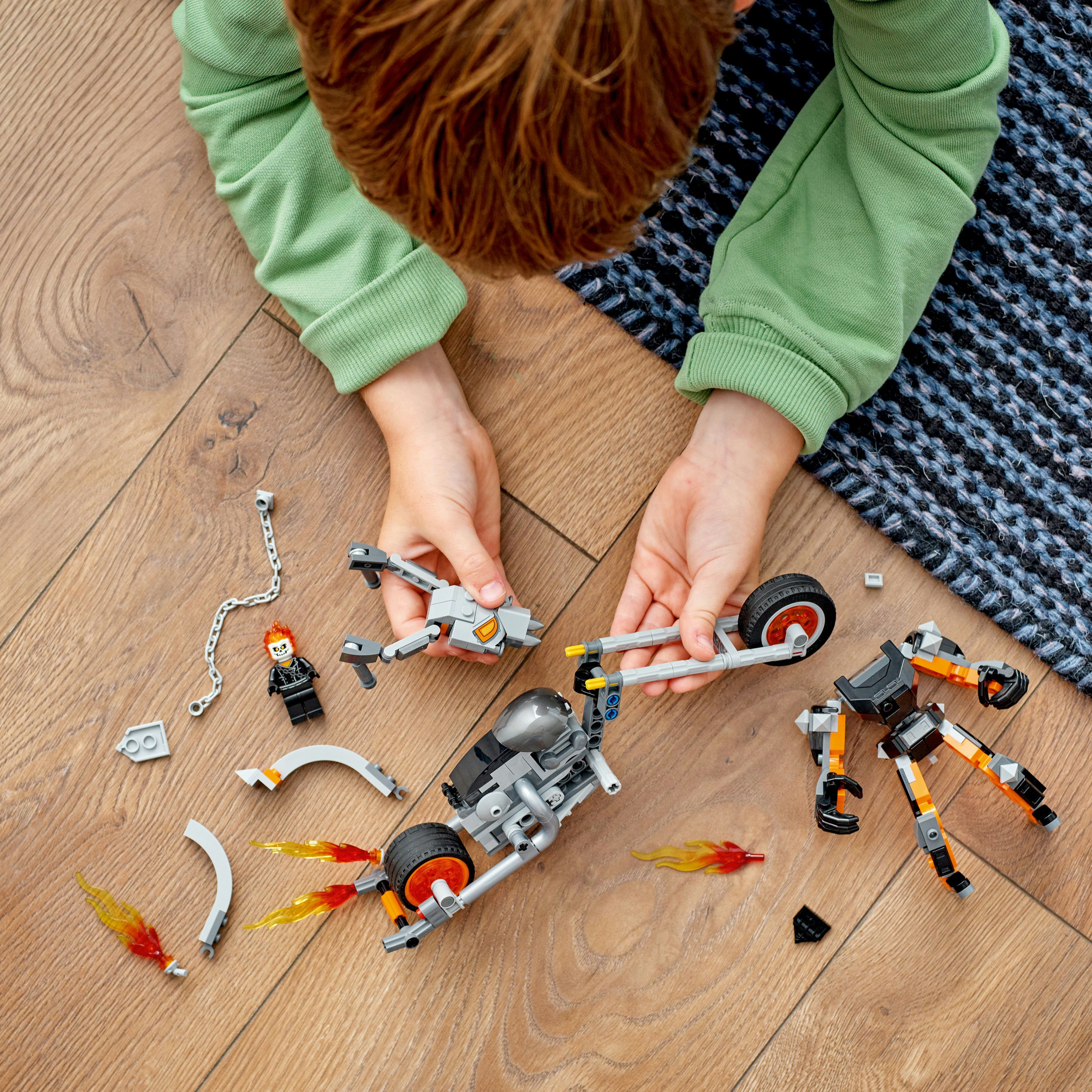 Lego set met een kind dat speelt. Motor en figuren op een houten vloer.