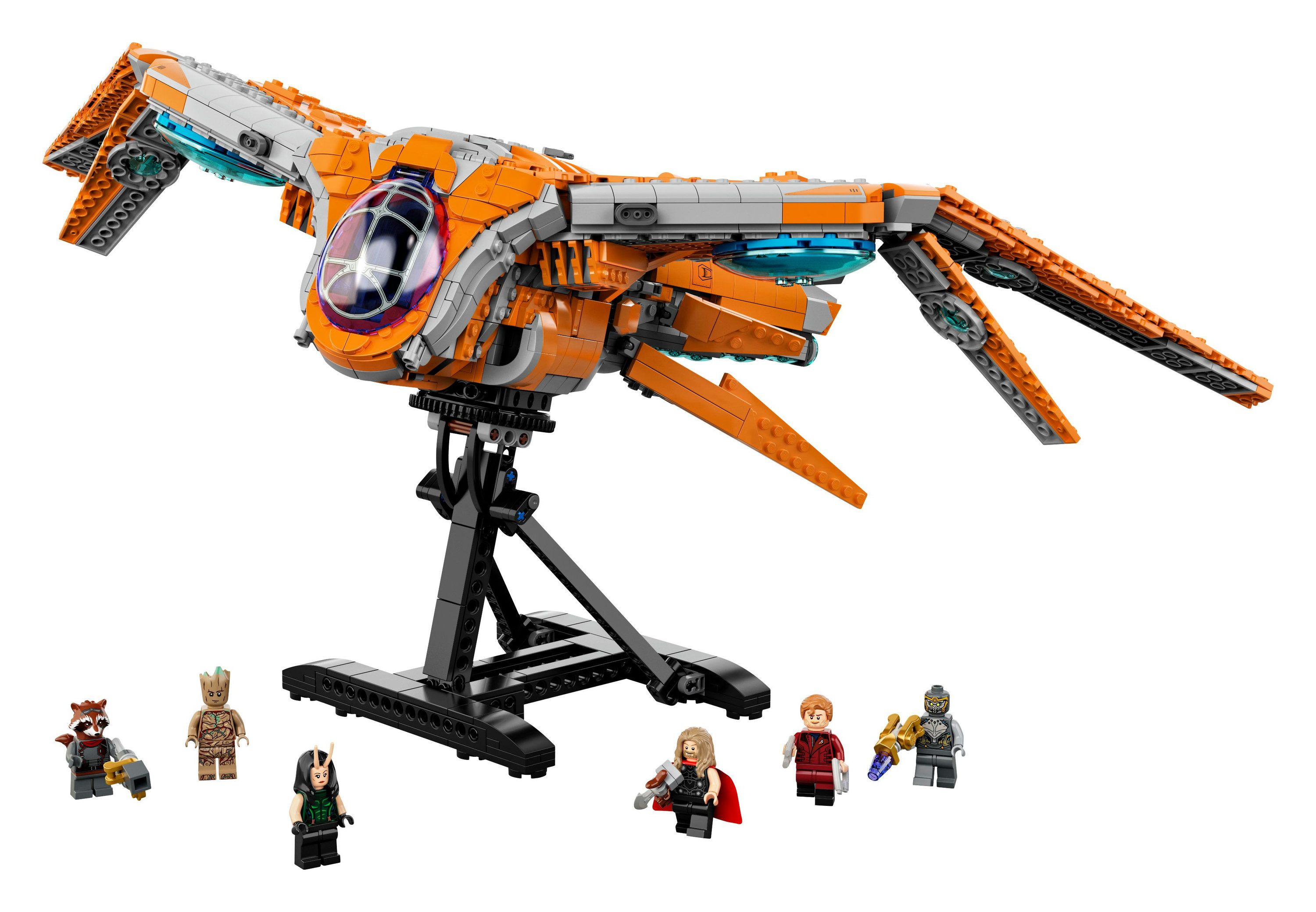 Orangenes und graues Lego-Raumschiff auf Ständer mit Figuren von Groot, Rocket und anderen Marvel-Charakteren.