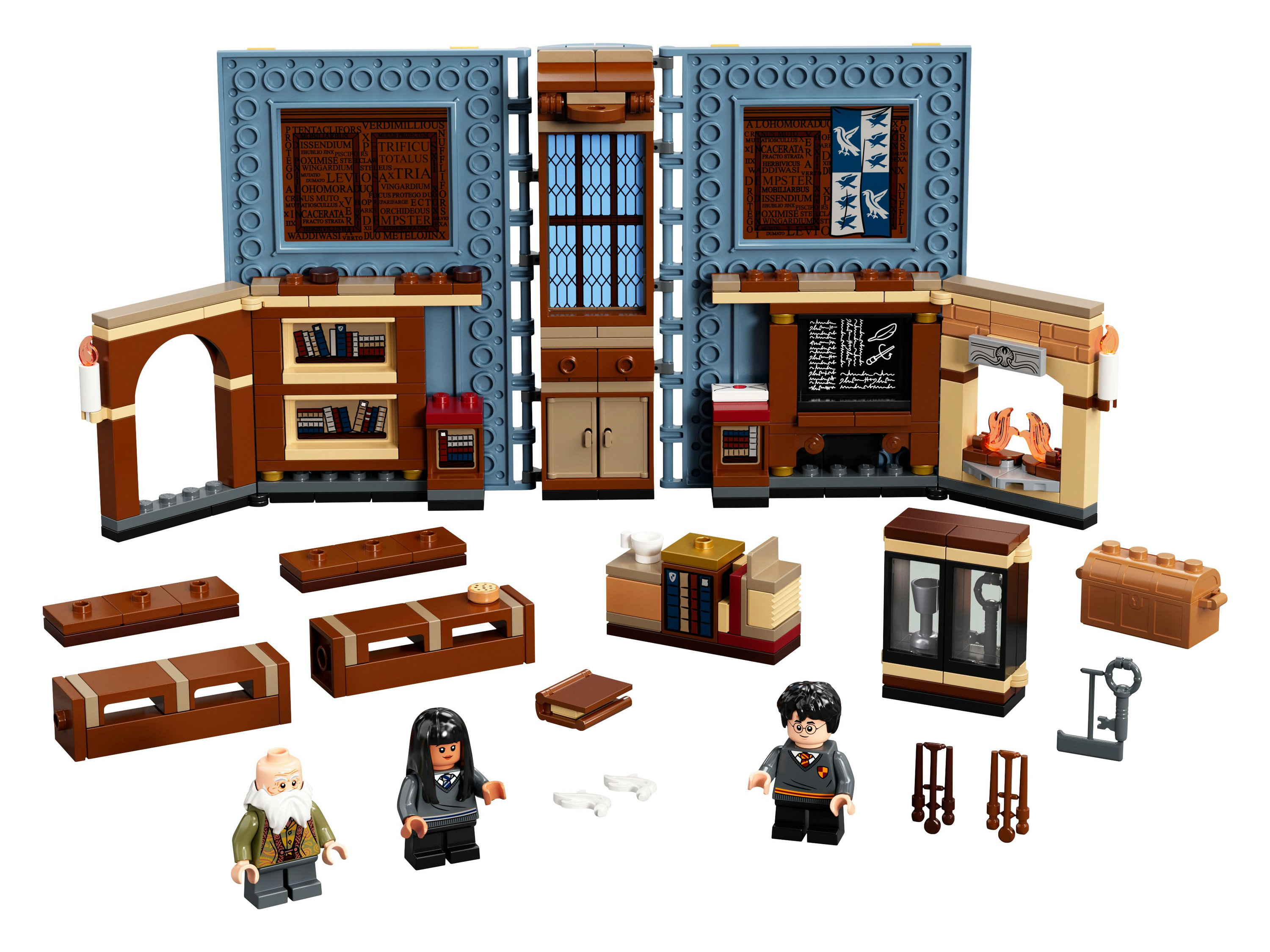 Lego-Set mit Bauteilen und Minifiguren. Enthält Bücherregale, Kamin und drei Minifiguren.