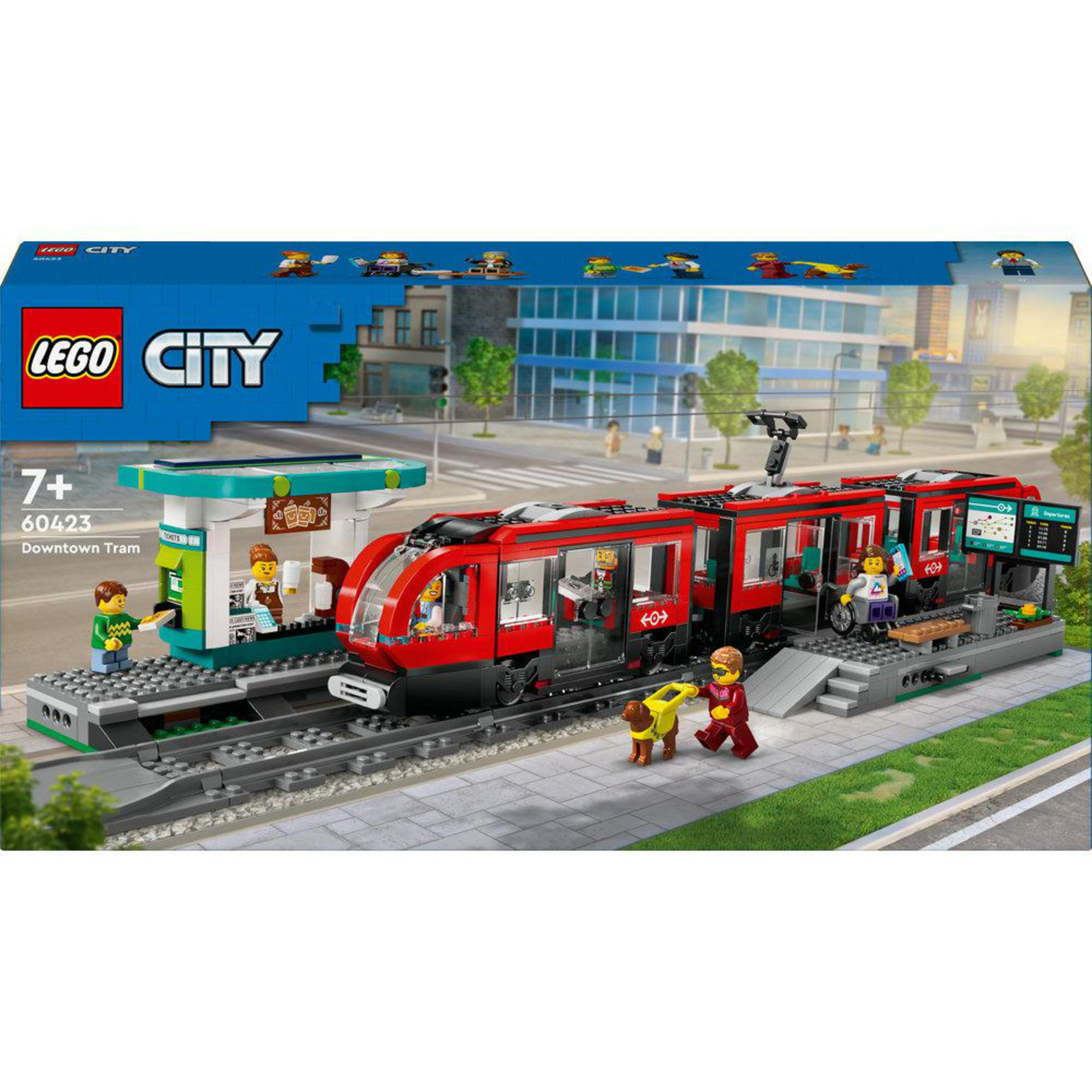 Zestaw Lego City Downtown Tram. Czerwony tramwaj na torach, stacja i ludzie. Opakowanie z tłem miasta.