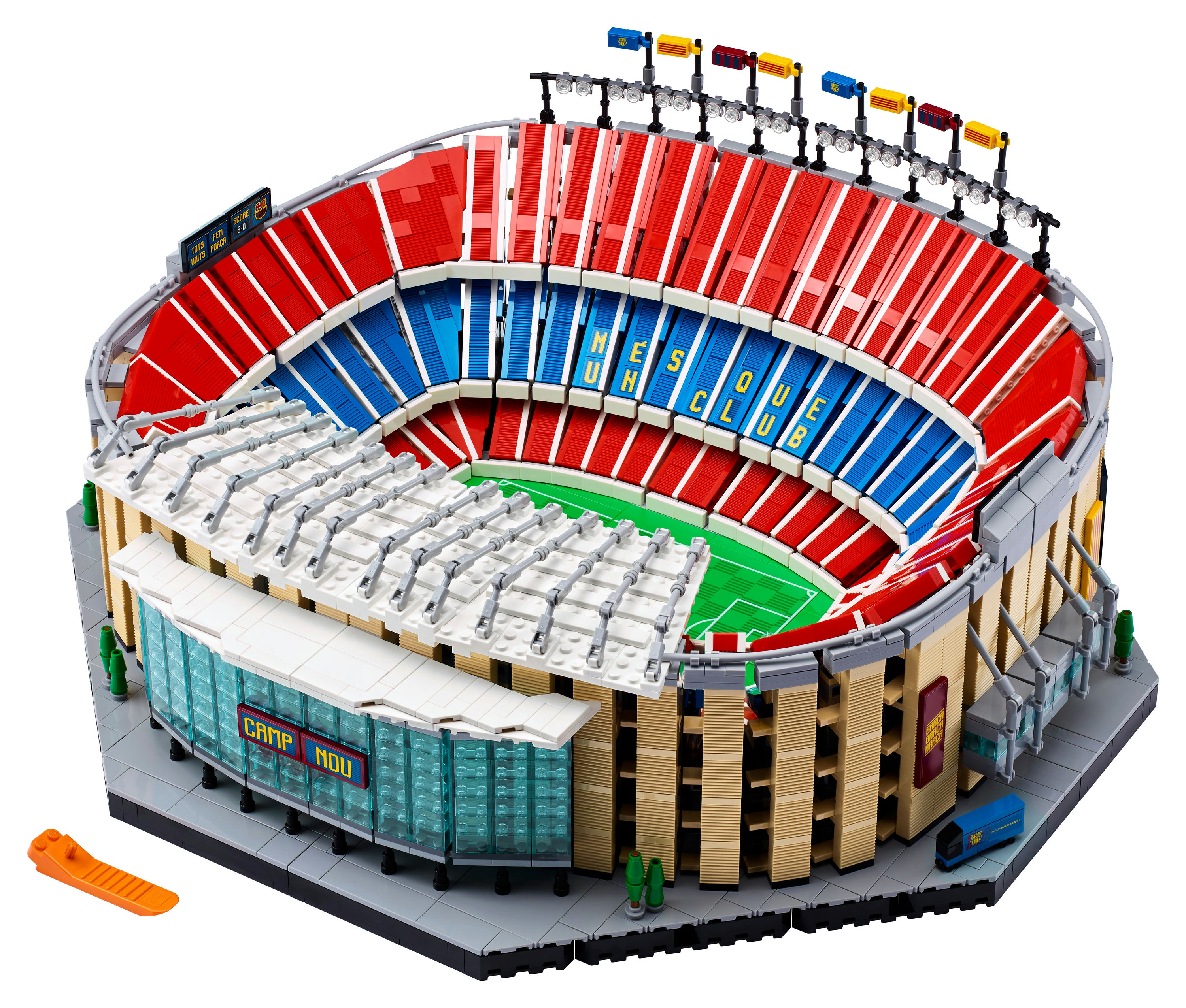 Model stadionu LEGO Camp Nou, pokazujący czerwone i niebieskie siedzenia, zielone boisko i detale zewnętrzne.