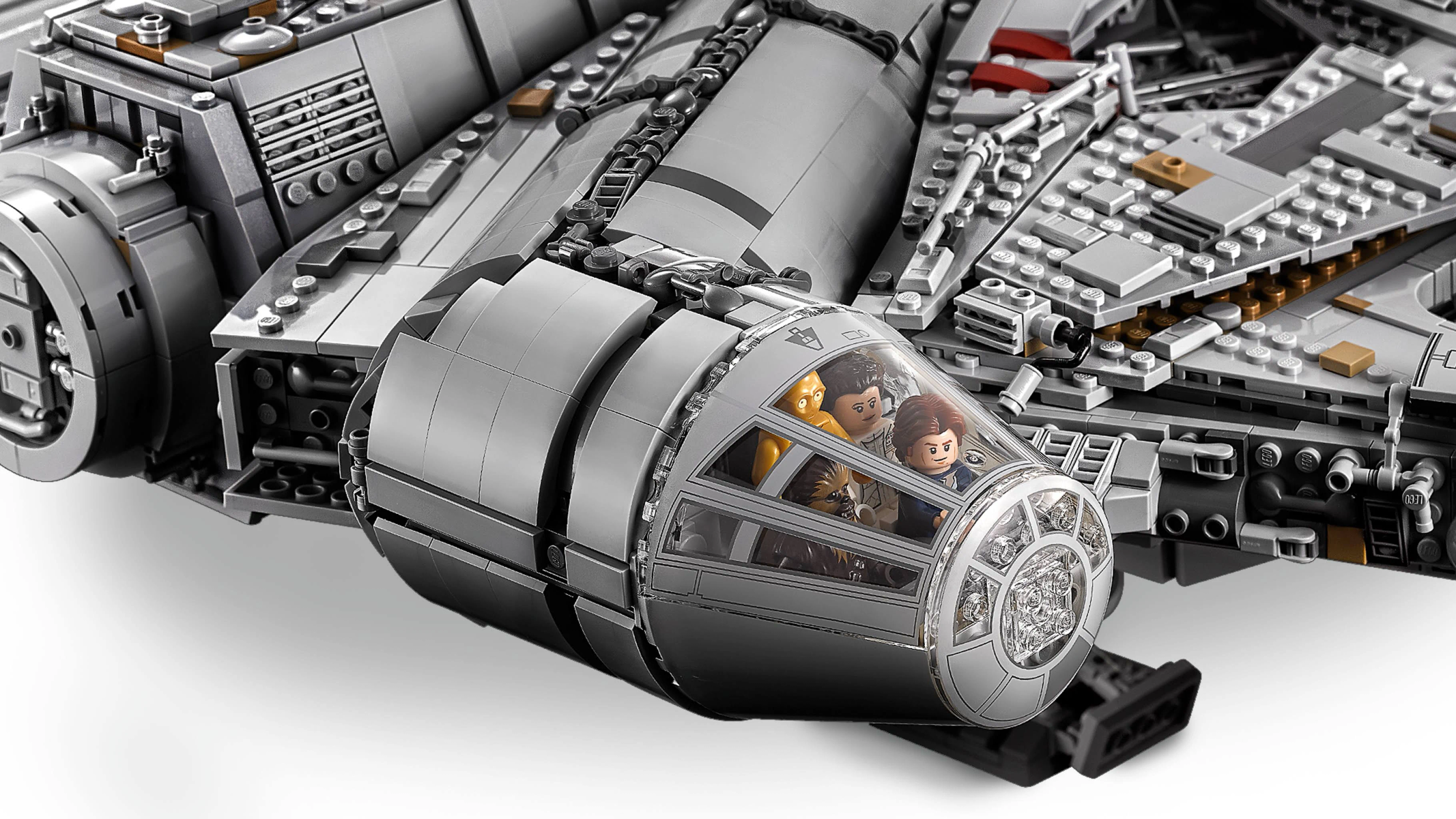 Model Lego Millennium Falcon z figurkami w kokpicie, pokazujący szczegółowy design.