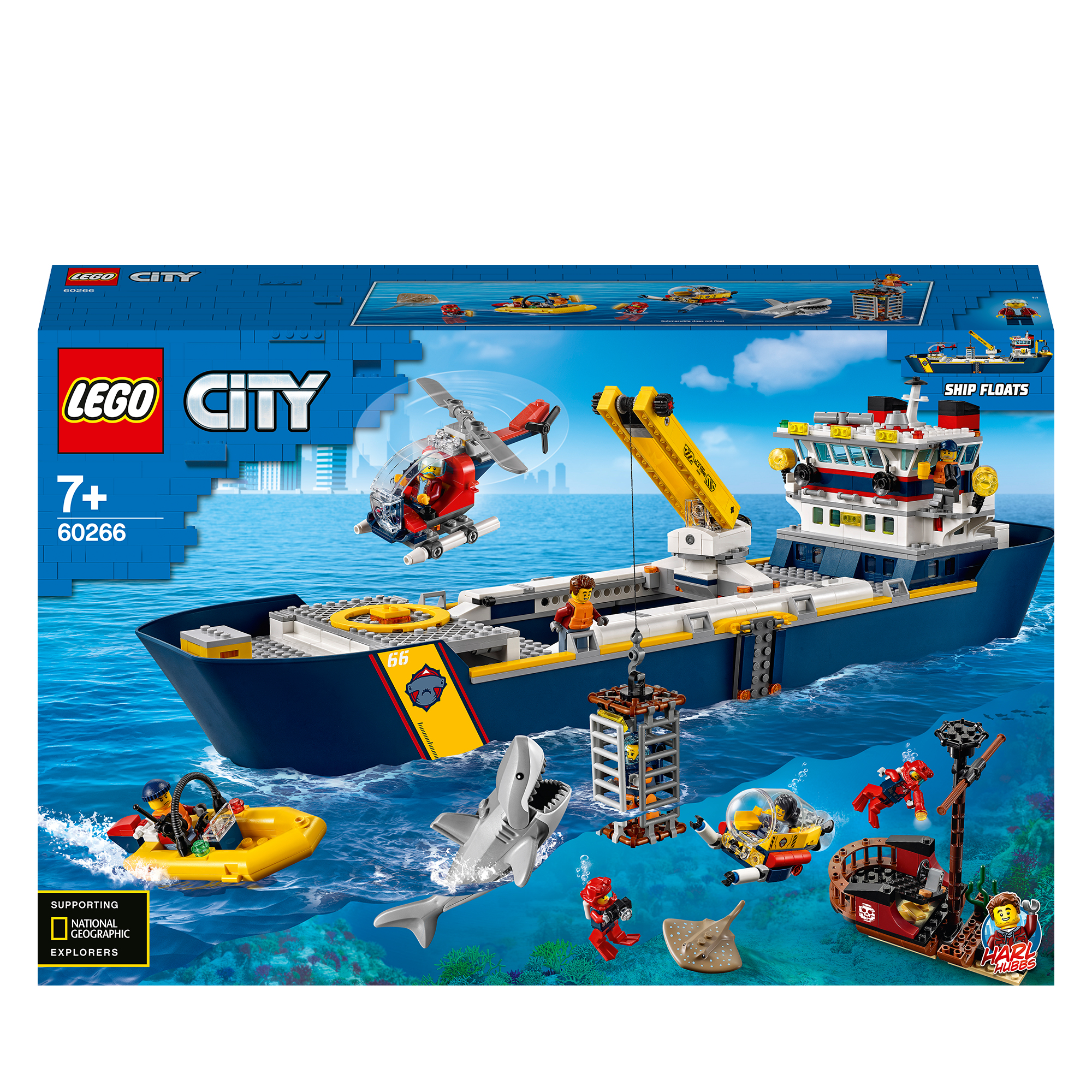 Lego City set met een schip op zee met een helikopter, onderzeeër, haai en andere zee-elementen.