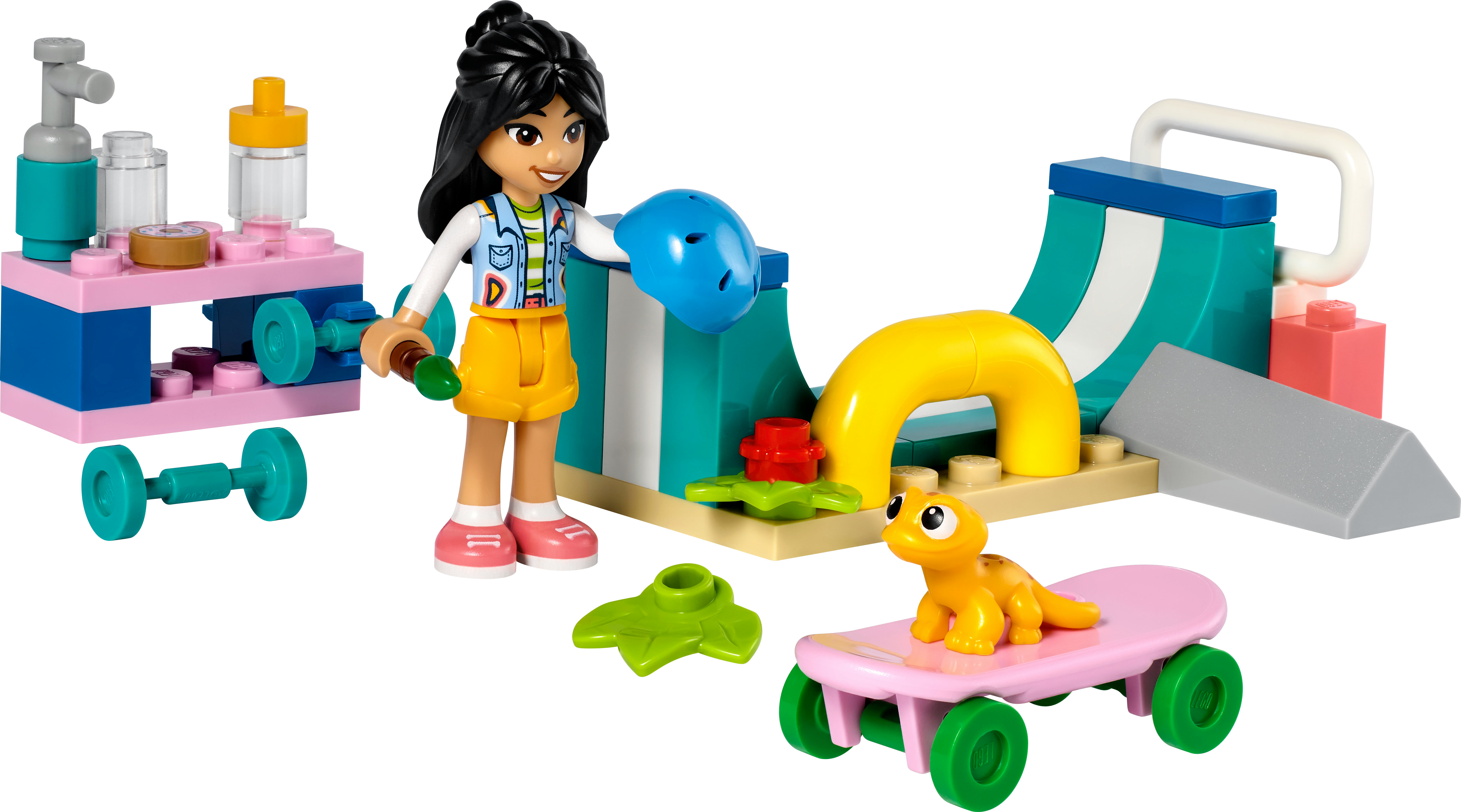 Set Lego Friends con una ragazza, uno skateboard, una rampa e attrezzature per l'esercizio. I colori rosa e blu dominano.