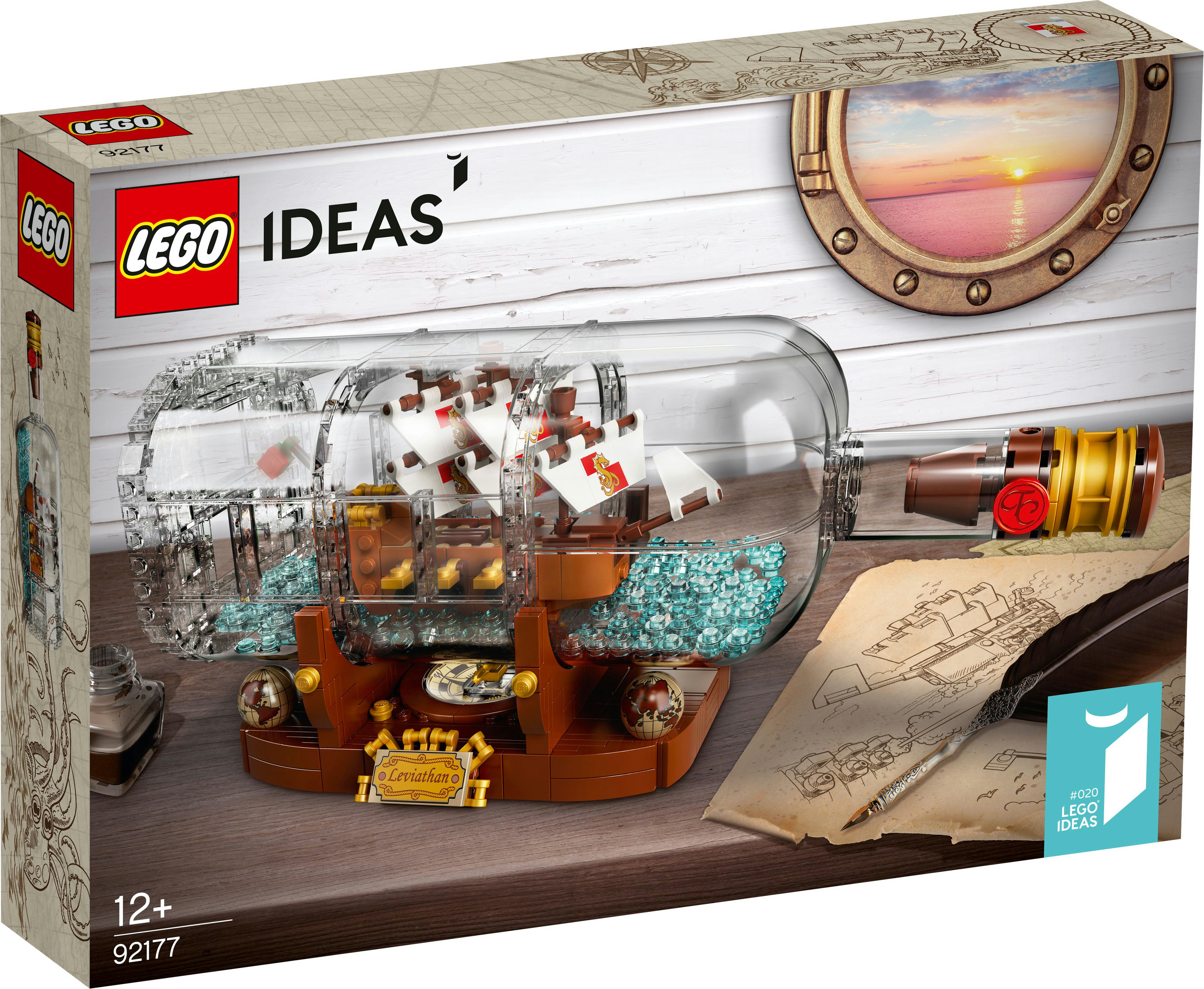 Ein Lego Ideas Schiff in einer Flasche Set mit einem detaillierten Schiff im Inneren und einem Holzsockel, auf einer Holzoberfläche.