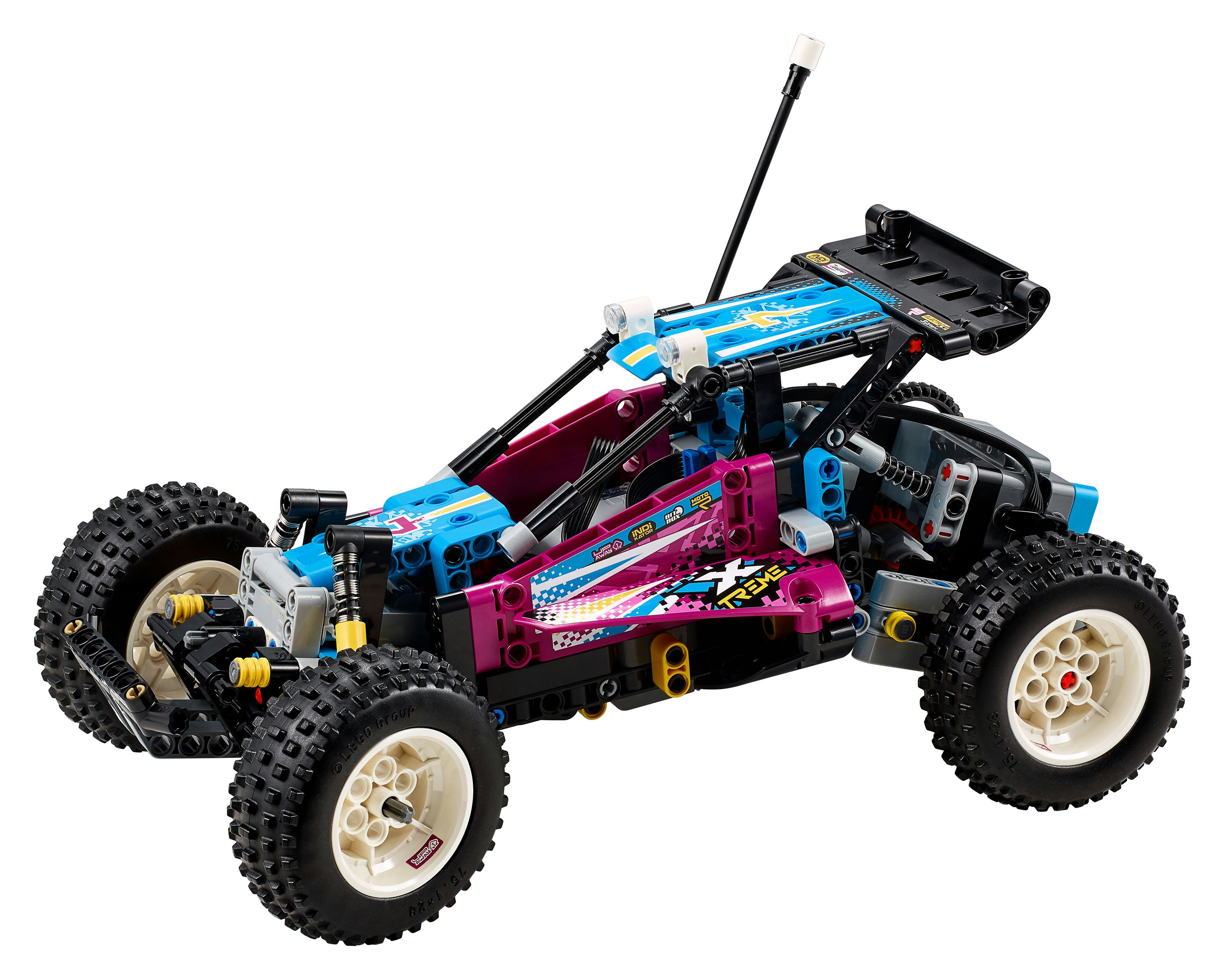 Büyük lastikleri ve uzun anteni olan mavi, pembe ve siyah bir Lego Technic uzaktan kumandalı araba.