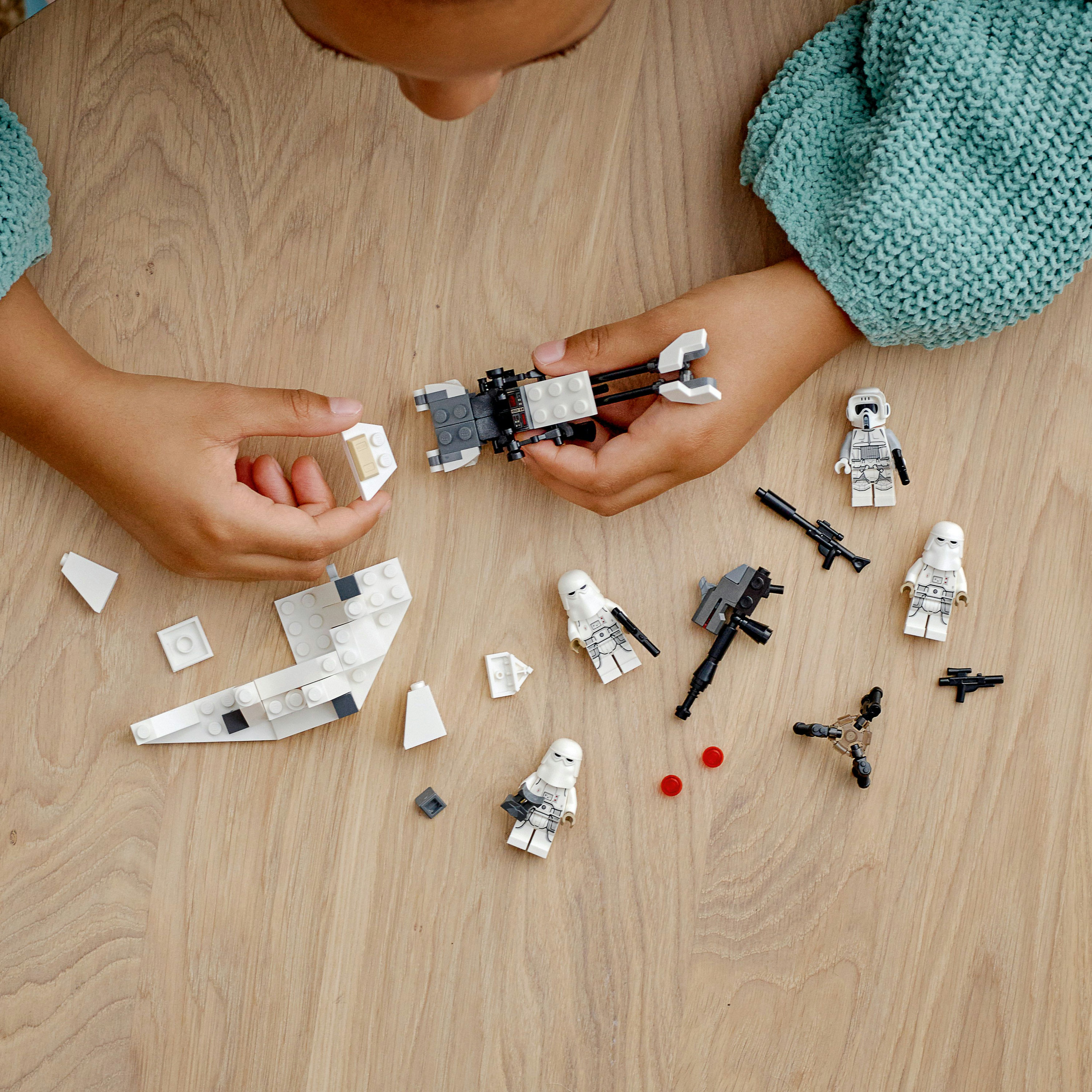 LEGO Star Wars Set mit Snowtroopern, Waffen und anderen Elementen auf Holzoberfläche.