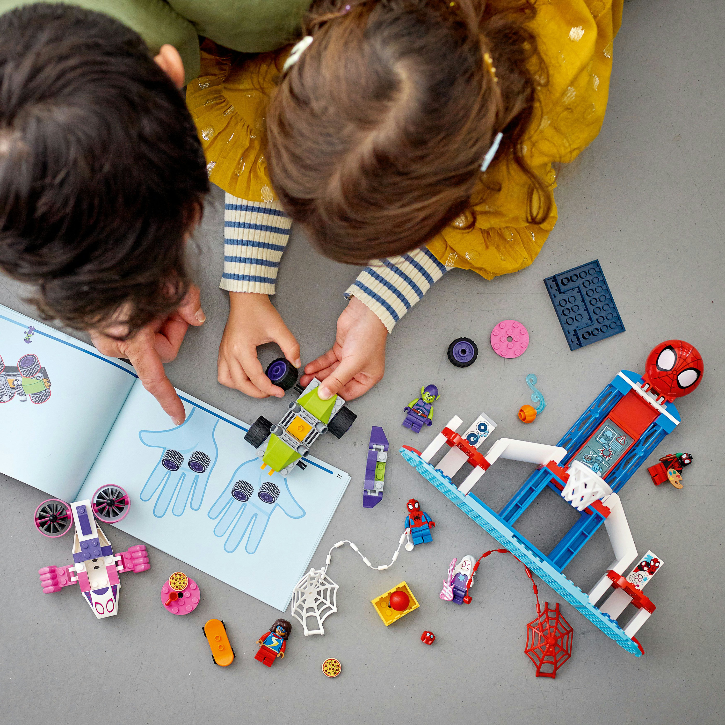 Kind und Erwachsener bauen Lego-Set mit vielen Legoteilen zusammen.