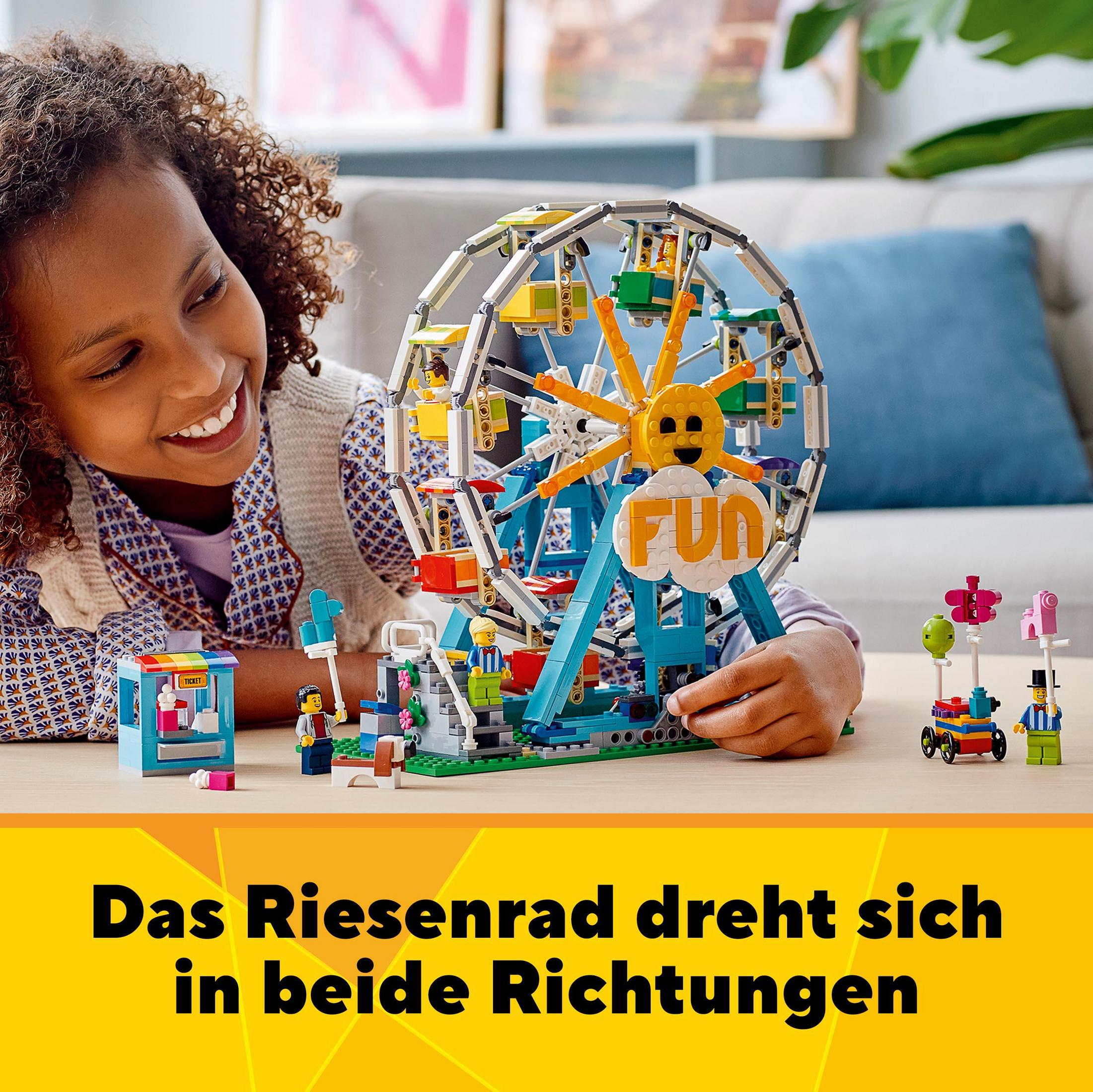 Una ragazza sorride a una ruota panoramica LEGO. Le parole 'FUN' sono sulla ruota.