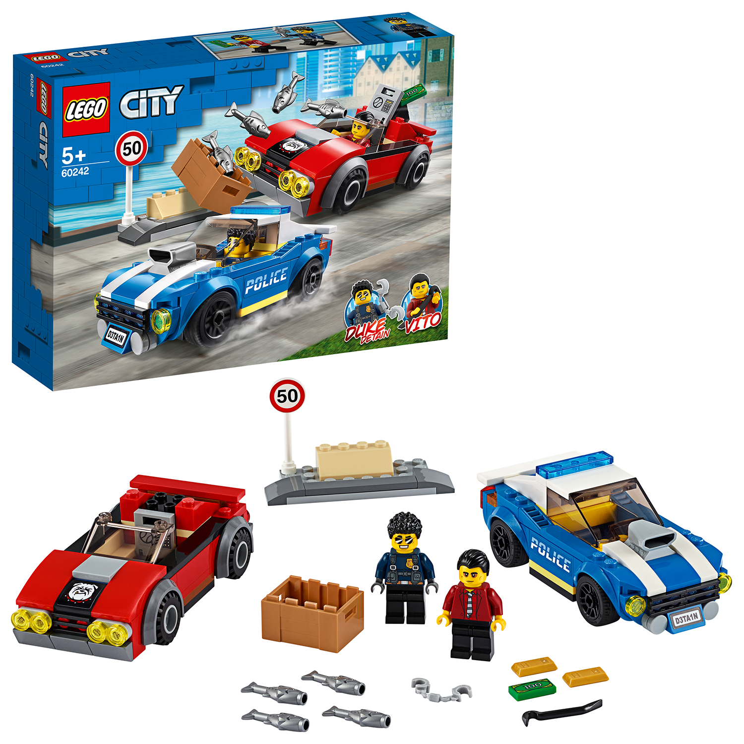 LEGO City set met een rode auto, een blauwe politieauto en figuren. Doos toont de set. Stadsgezicht op de achtergrond.