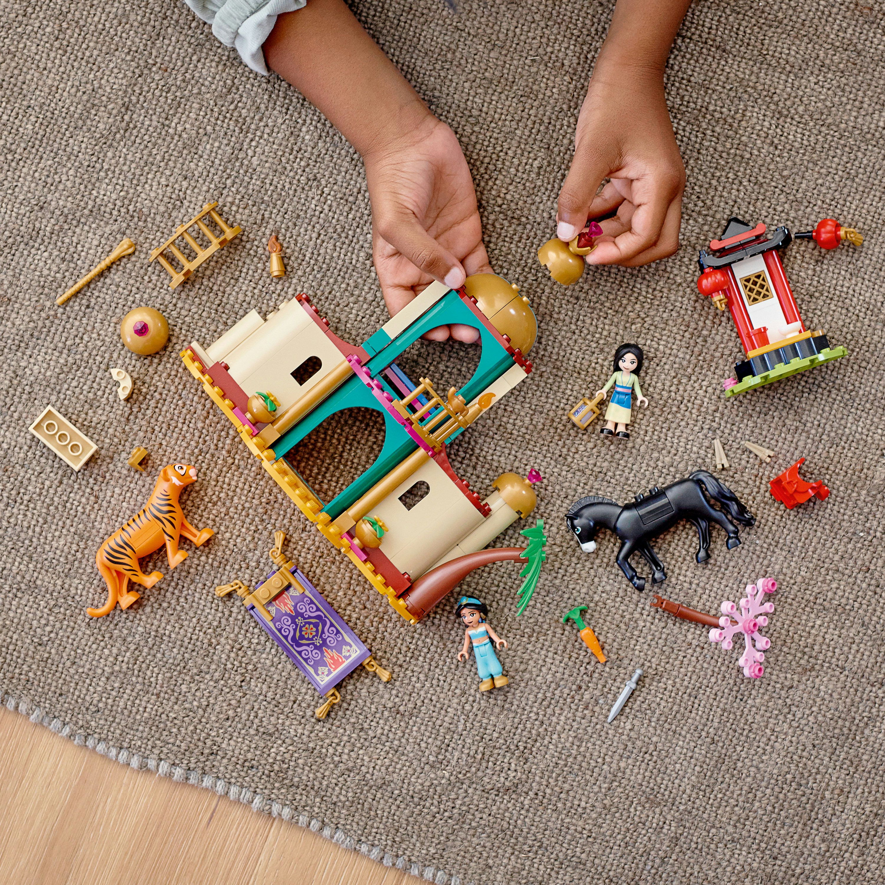 Bambino che gioca con set Lego. Include un palazzo, personaggi e accessori su un tappeto.