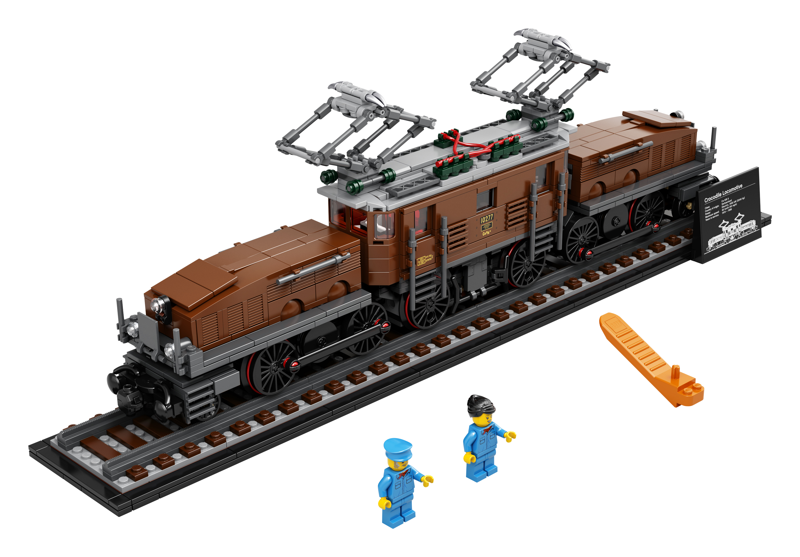 Lego treinset met bruine locomotief en twee wagons op rails. Inclusief twee minifiguren. Zwarte achtergrond.