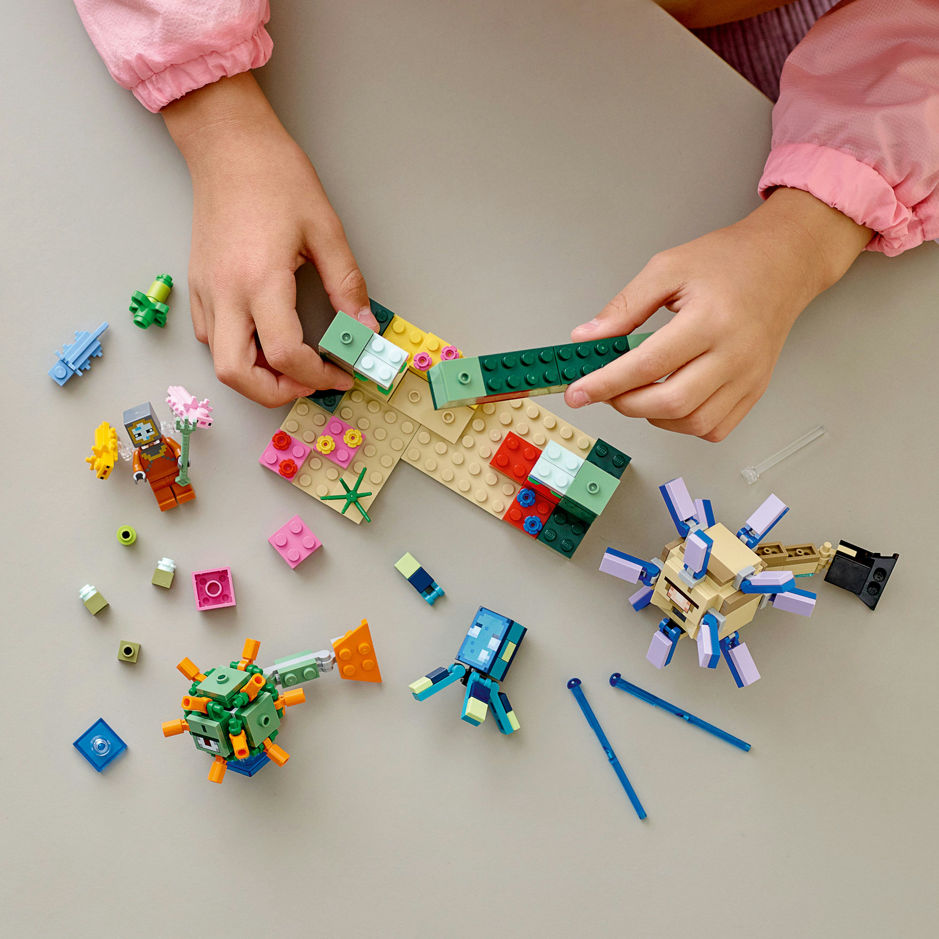 Kinderhände montieren Lego Minecraft Set.
