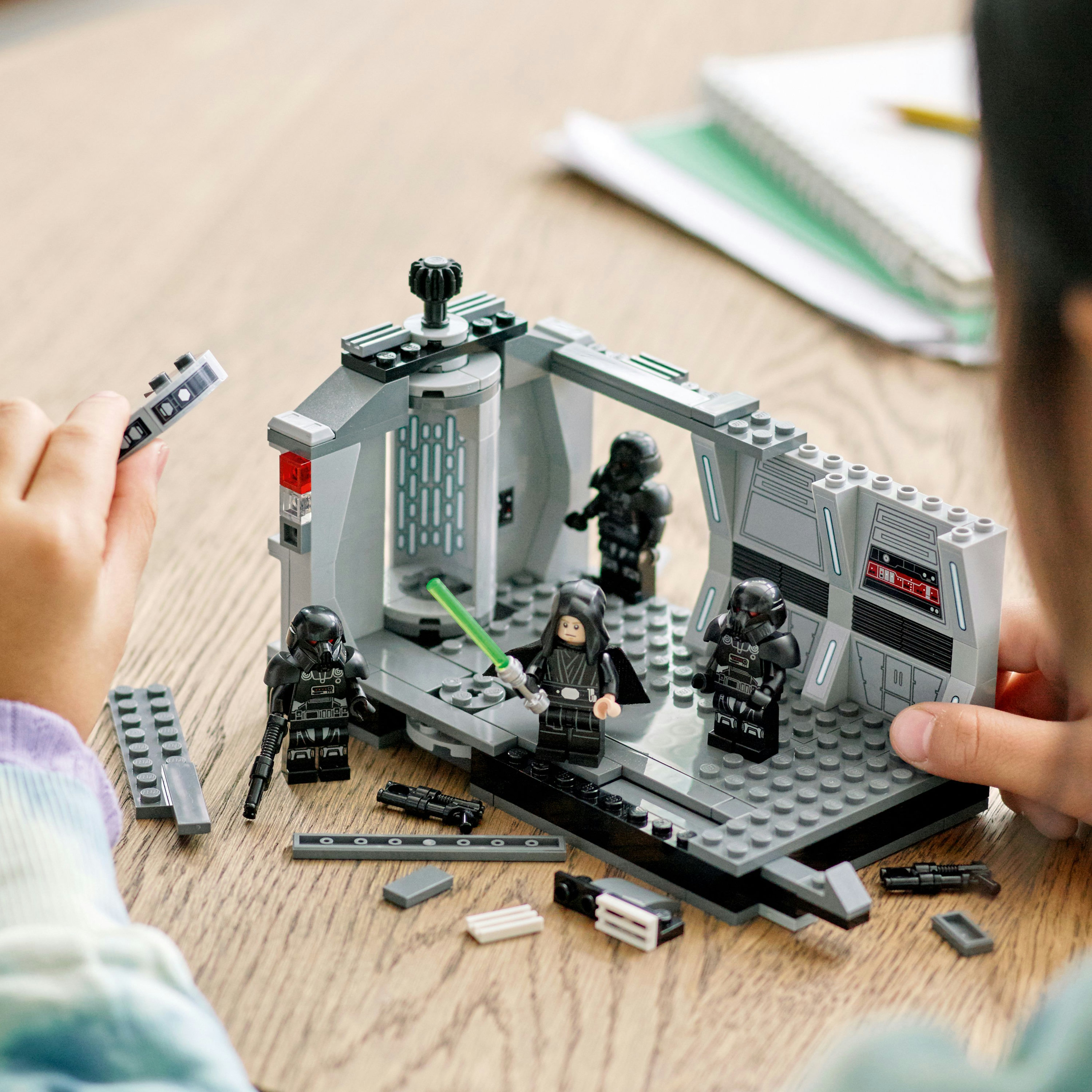 Eine Lego Star Wars Szene mit Darth Vader und Sturmtruppen in einem Flur.