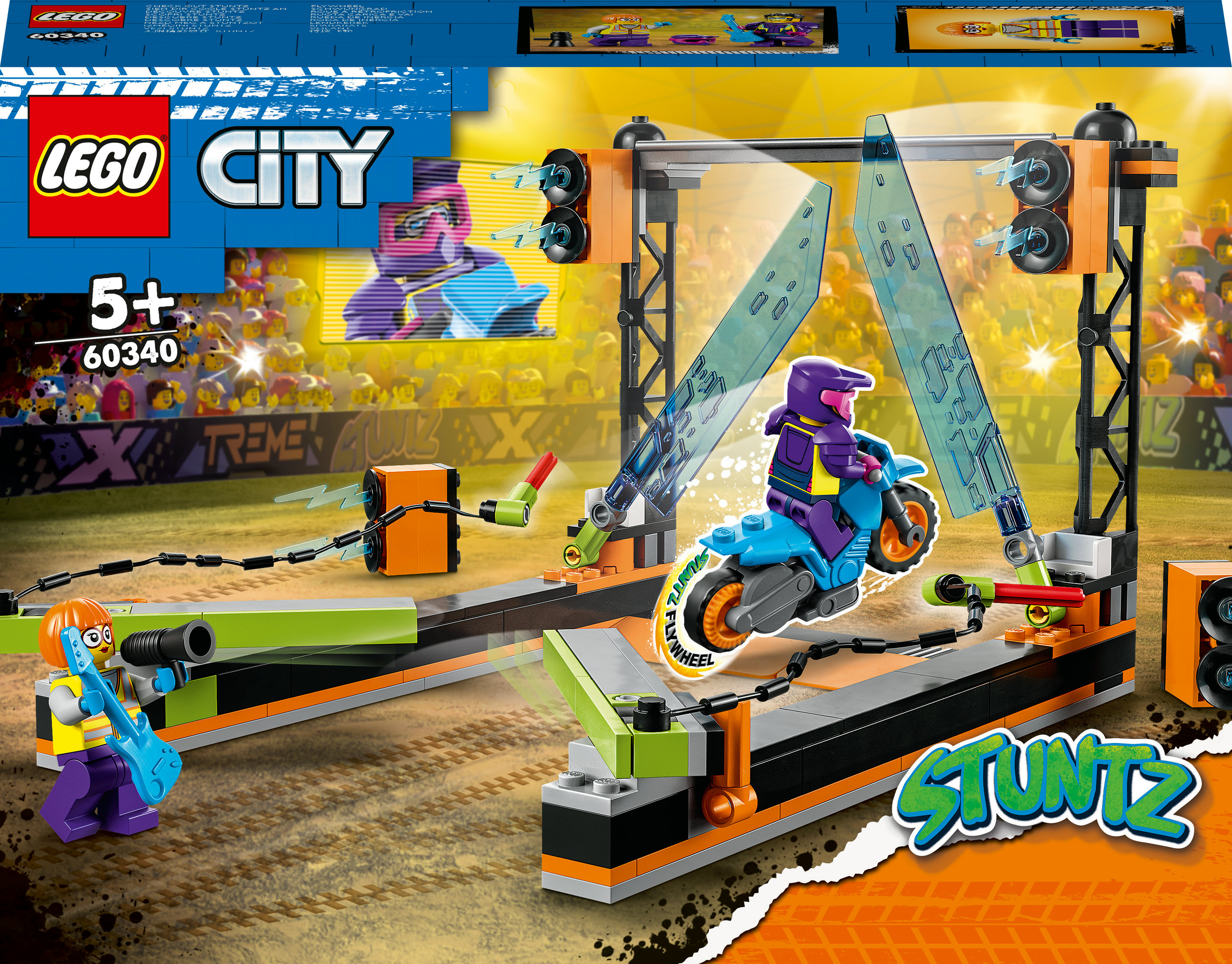 Lego City Stuntz Set zeigt einen Biker in der Luft mit Rampen und Lautsprechern, mit einer Menge und Lego-Box im Hintergrund.