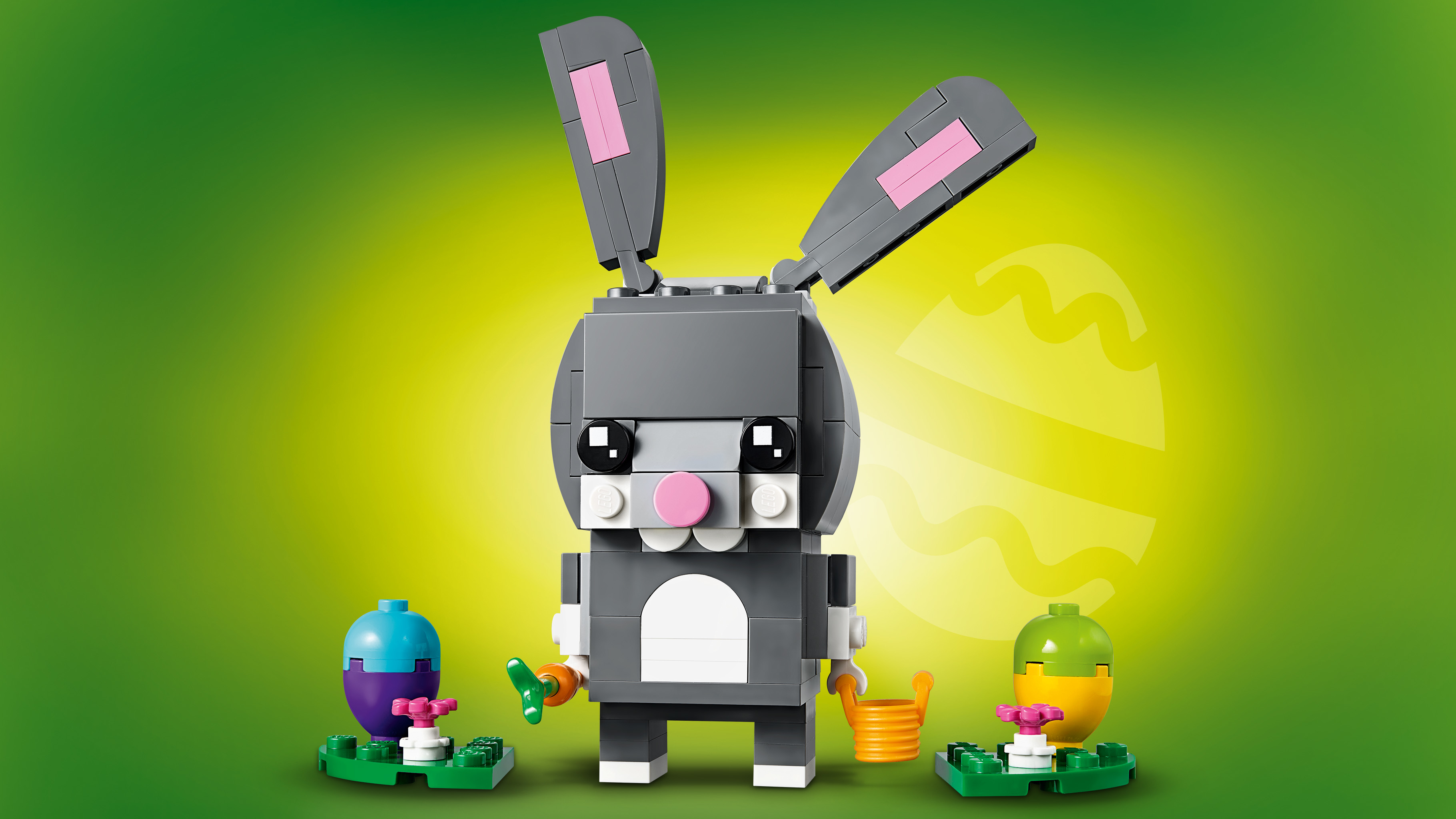 Ein Lego Osterhase mit zwei Ostereiern und einer Karotte.