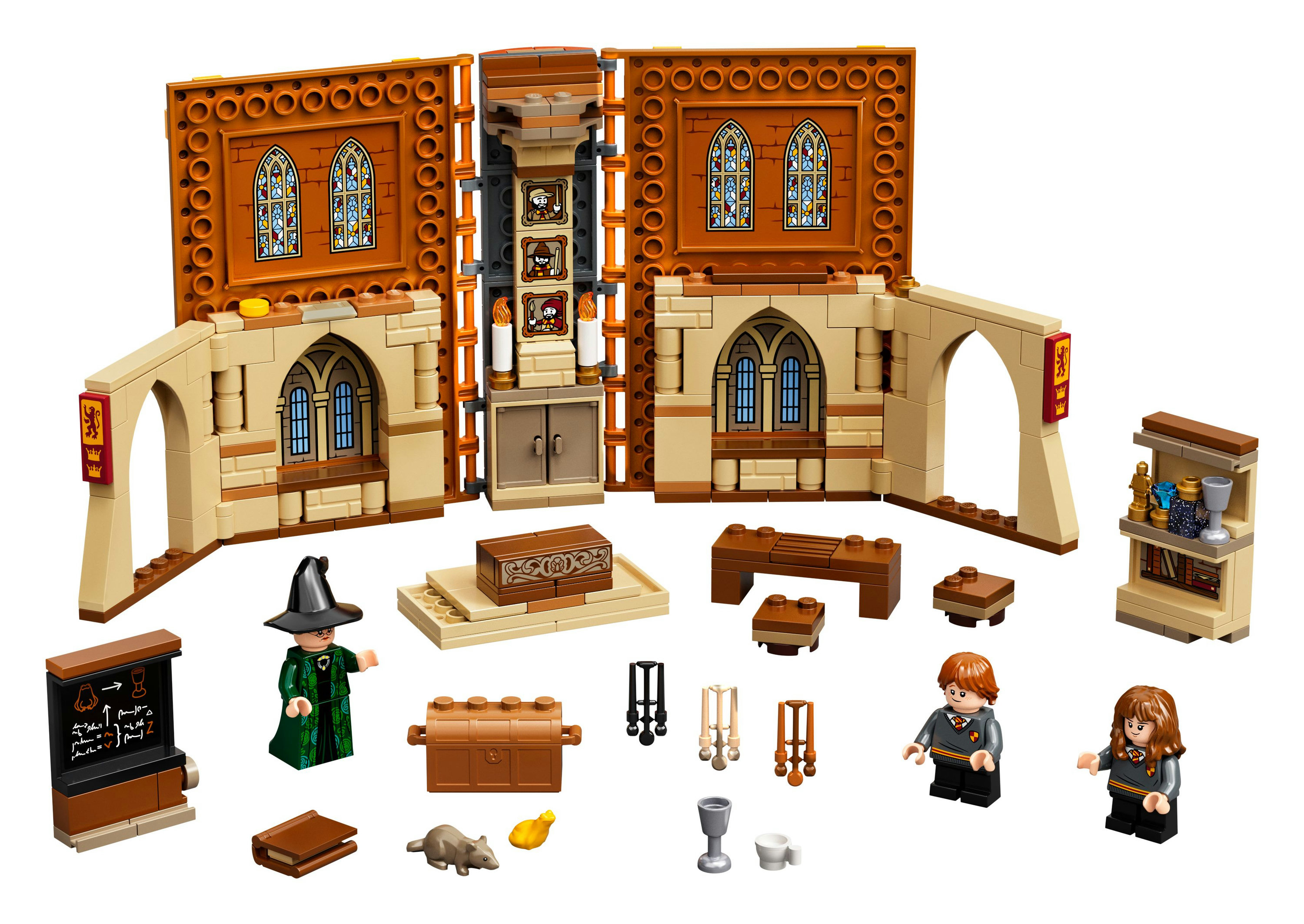 Lego Harry Potter Set mit Burg-Elementen, Mini-Figuren von Harry, Ron und einem Professor sowie einer Tafel.