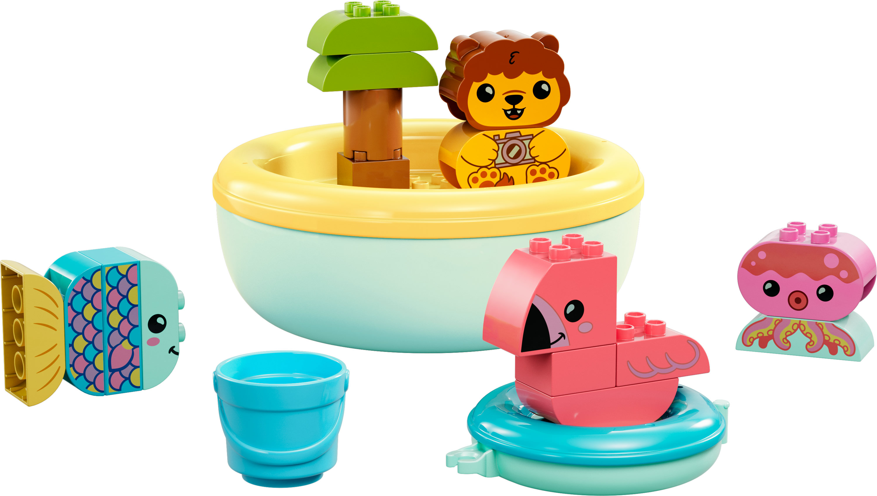 Zestaw Lego Duplo z łódką, lwem, flamingiem, ośmiornicą, rybą i wiadrem na białym tle.