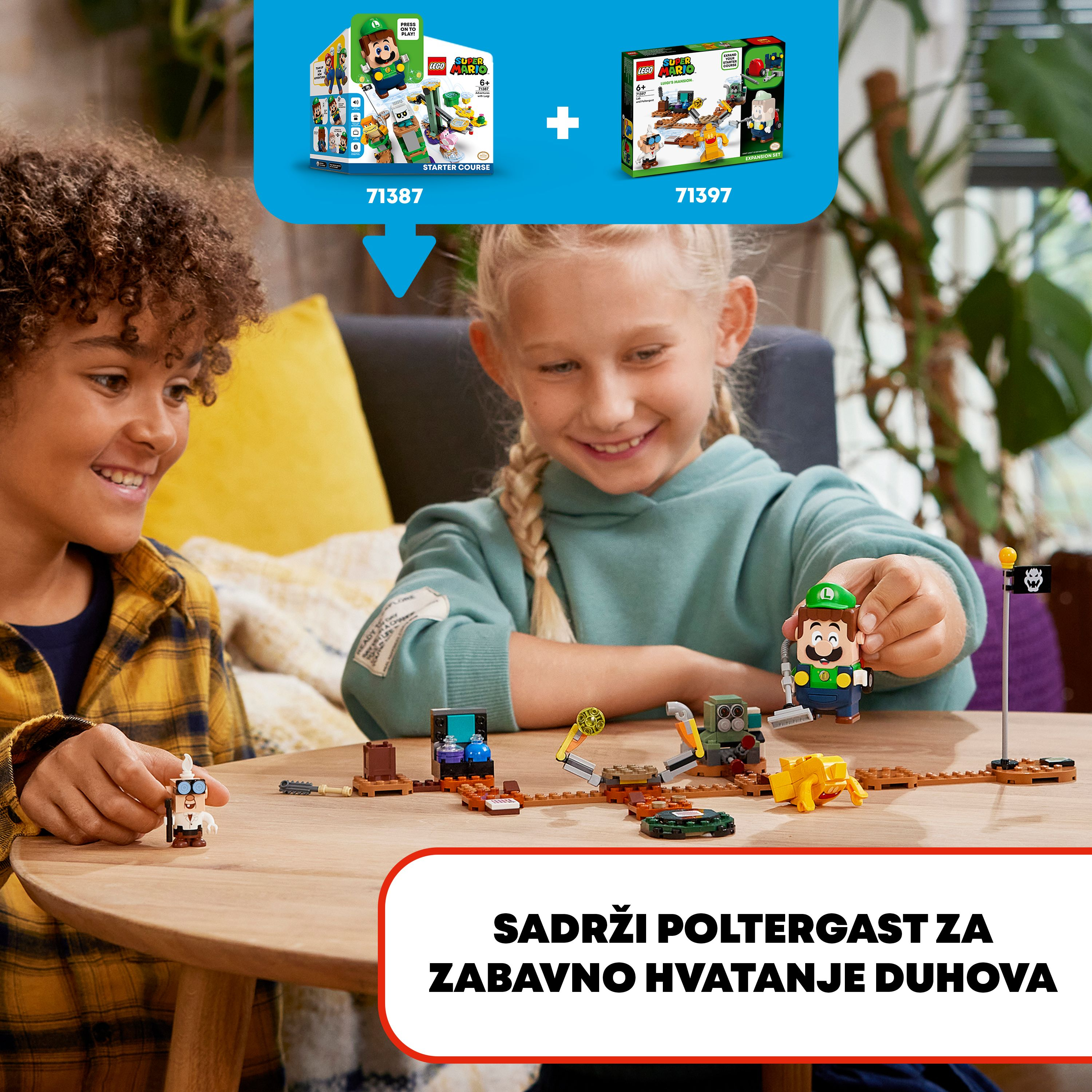 Zwei Kinder spielen mit Lego Mario Sets. Ein Kind baut einen Parcours. Mario- und Luigi-Figuren sind vorhanden.