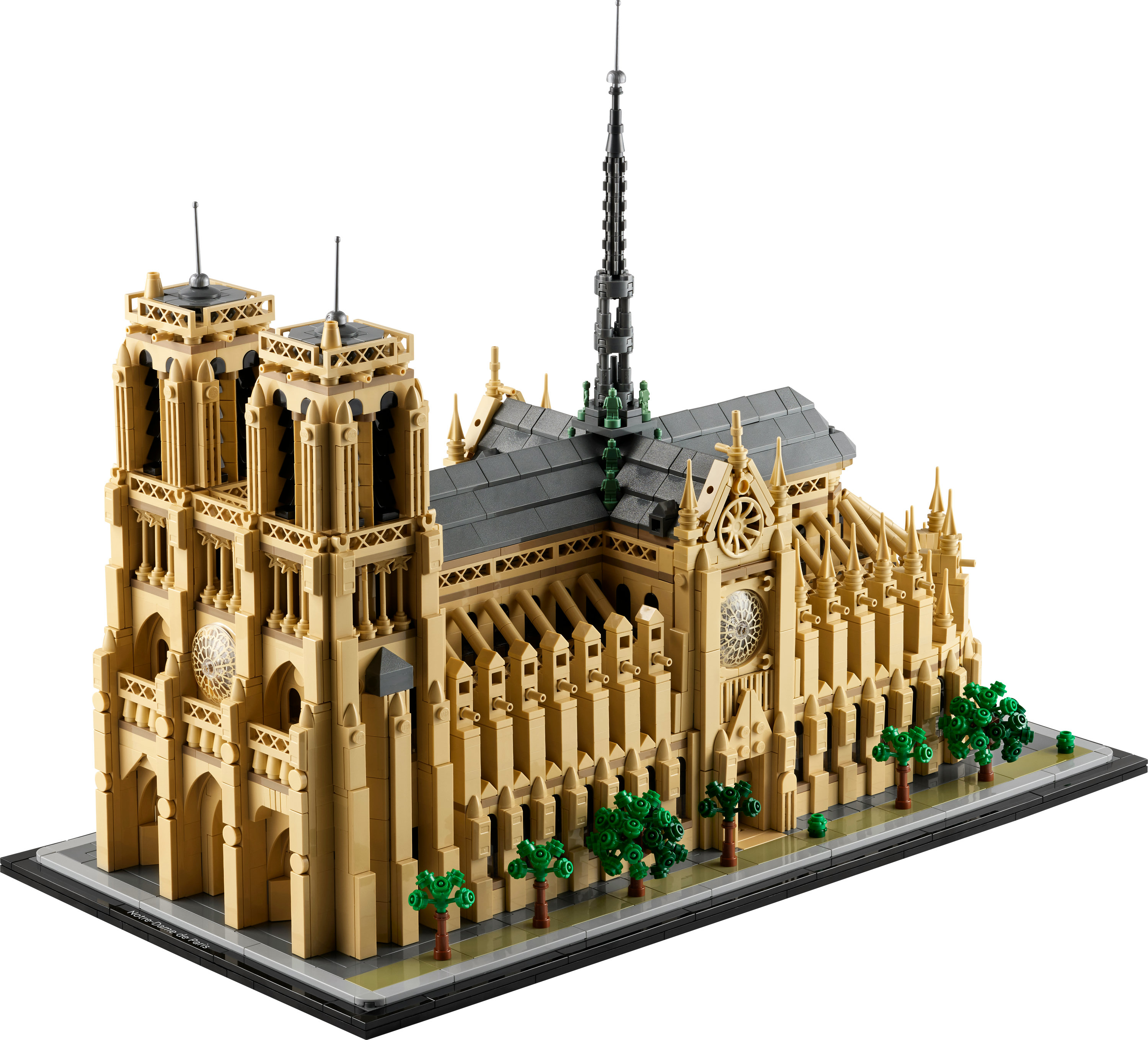 Model LEGO katedry Notre Dame. Szczegółowa beżowa konstrukcja z zielonymi drzewami z przodu.