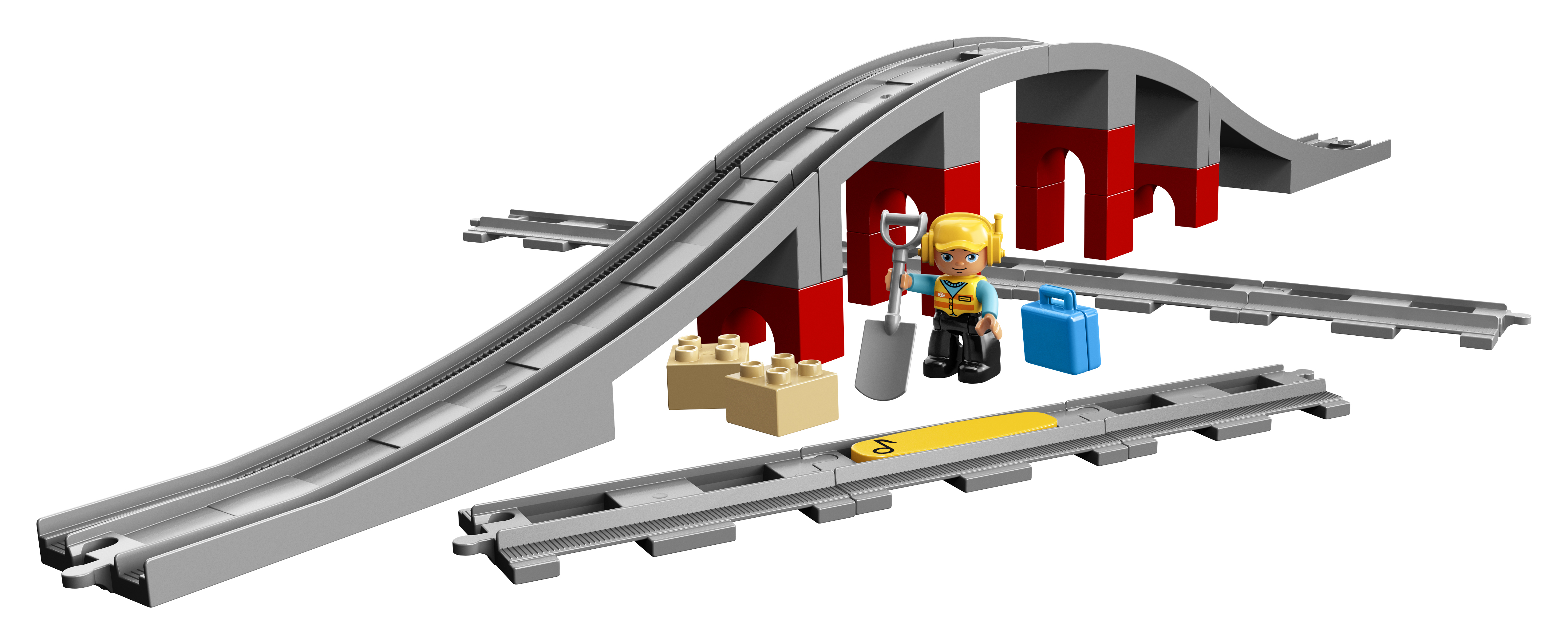Binari del treno LEGO Duplo con un ponte, una figura con una pala e una valigia blu.