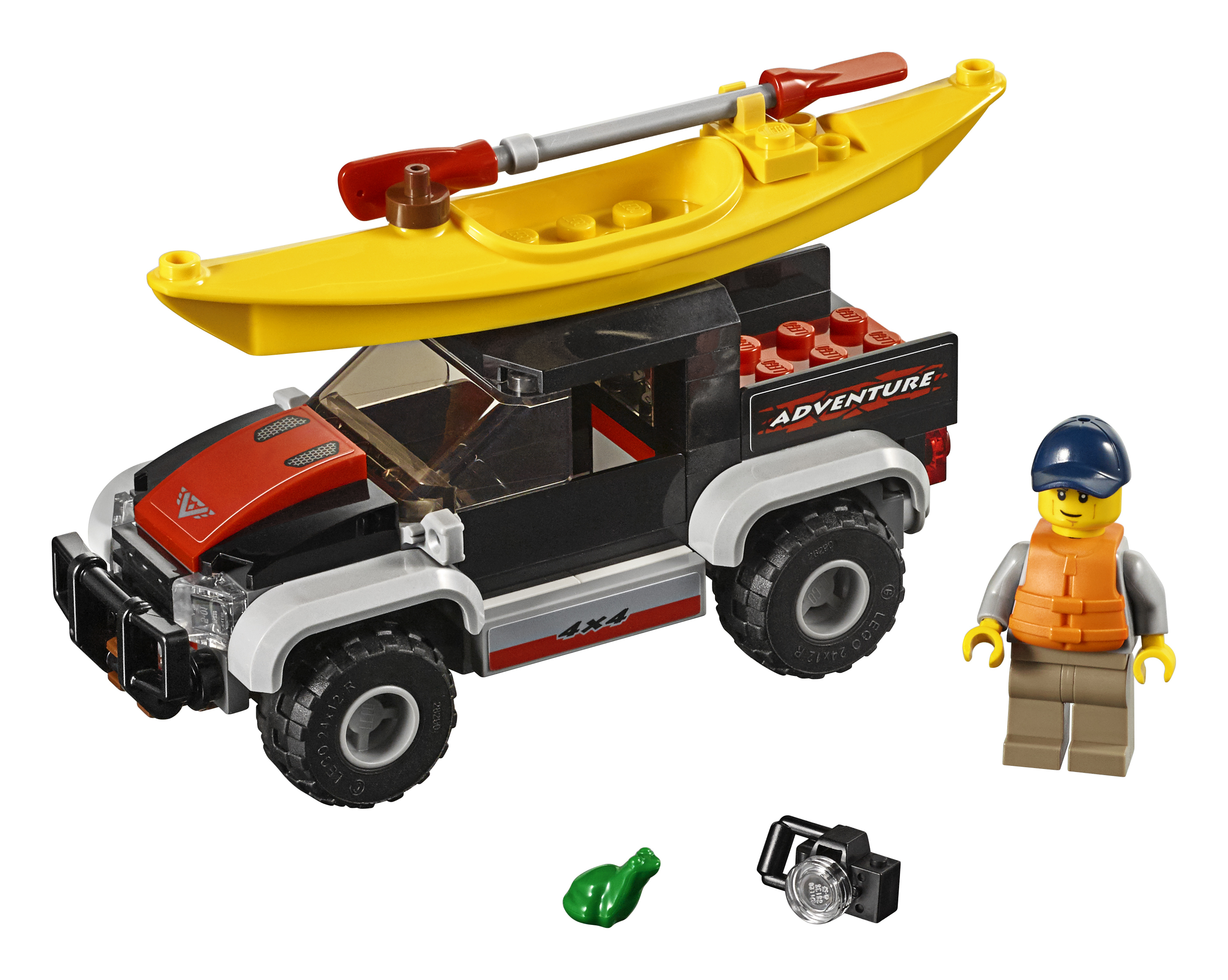 Lego-Truck mit gelbem Kajak. Eine Minifigur steht daneben. Andere Accessoires sind vorhanden.