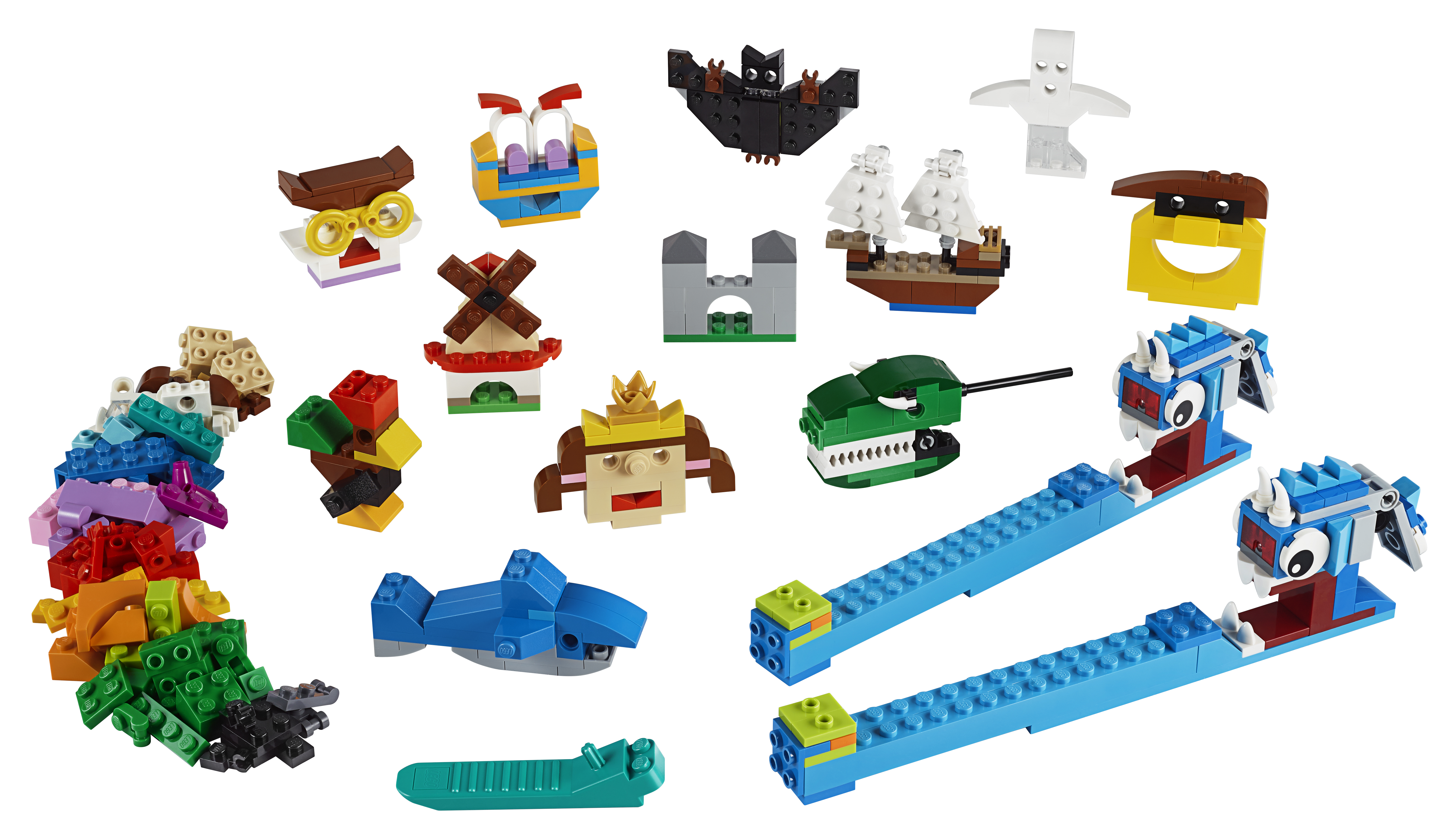 LEGO Classic Set mit verschiedenen bunten Steinen und Mini-Bauten von Tieren, Booten und anderen Objekten. Mehrere Farben werden gezeigt.