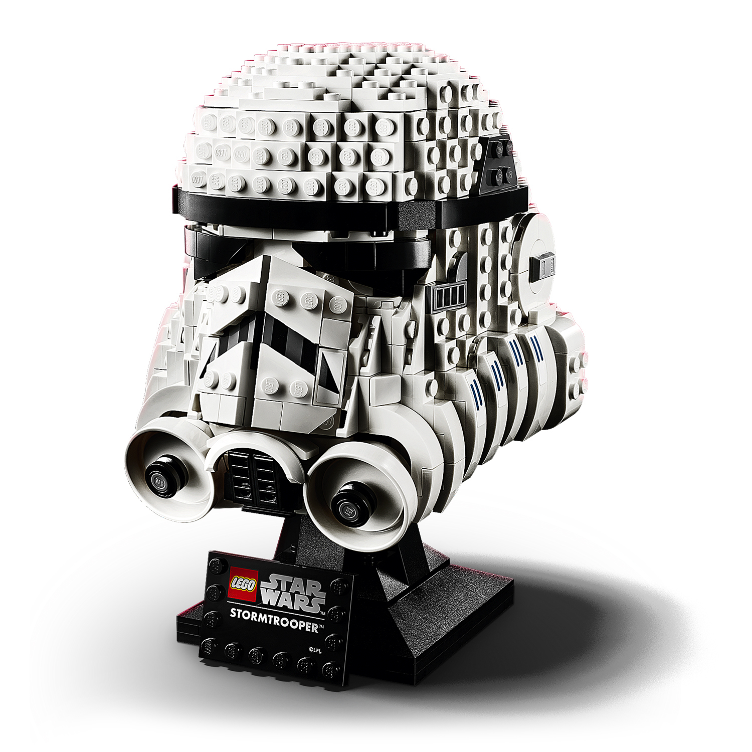 Casco Lego Star Wars Stormtrooper su supporto nero. Mattoncini bianchi, dettagli neri. Sfondo bianco.