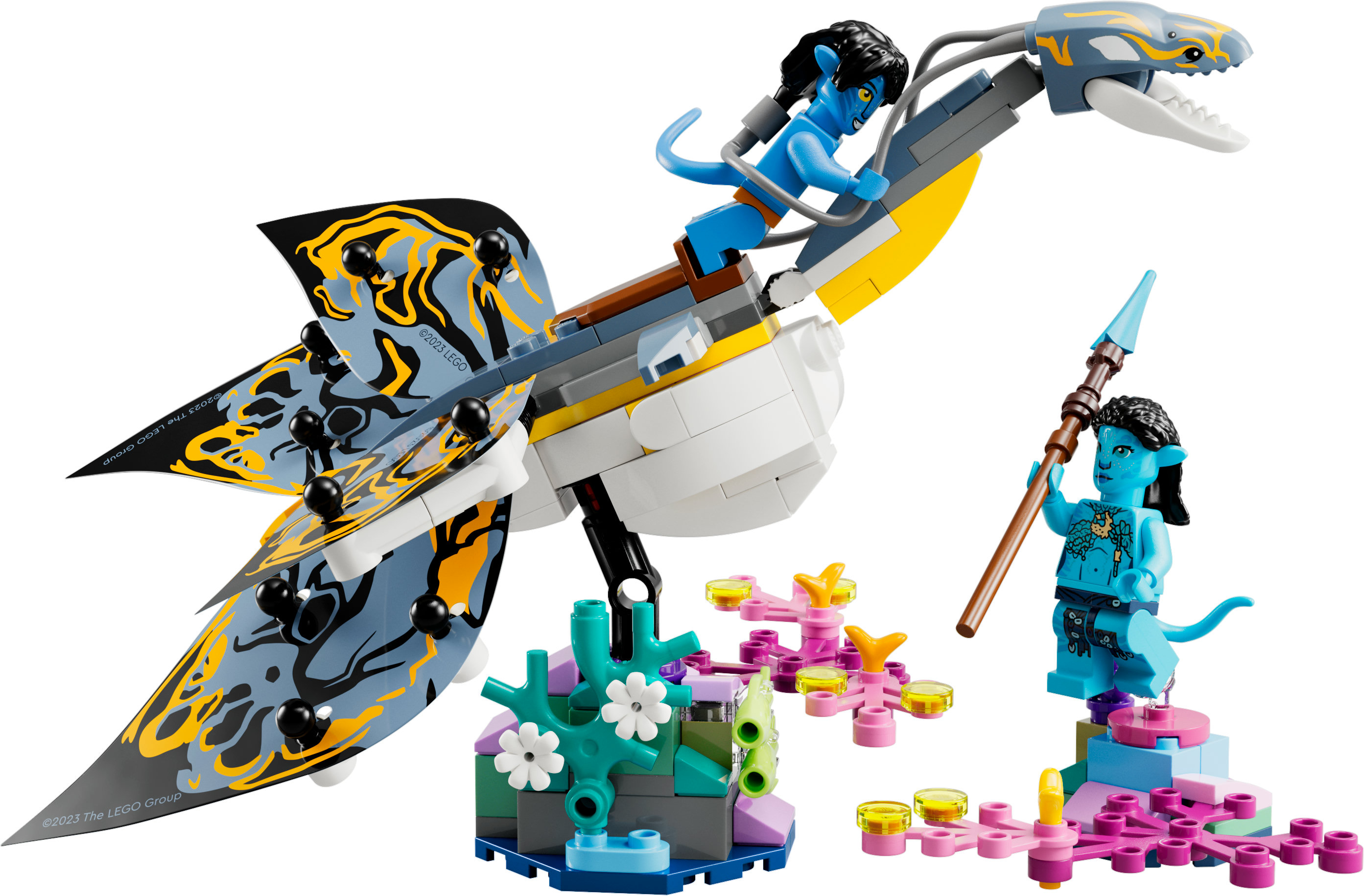 Avatar Lego Set mit einem fliegenden Wesen, zwei menschlichen Figuren und einer Landschaft. Blau und Gelb.