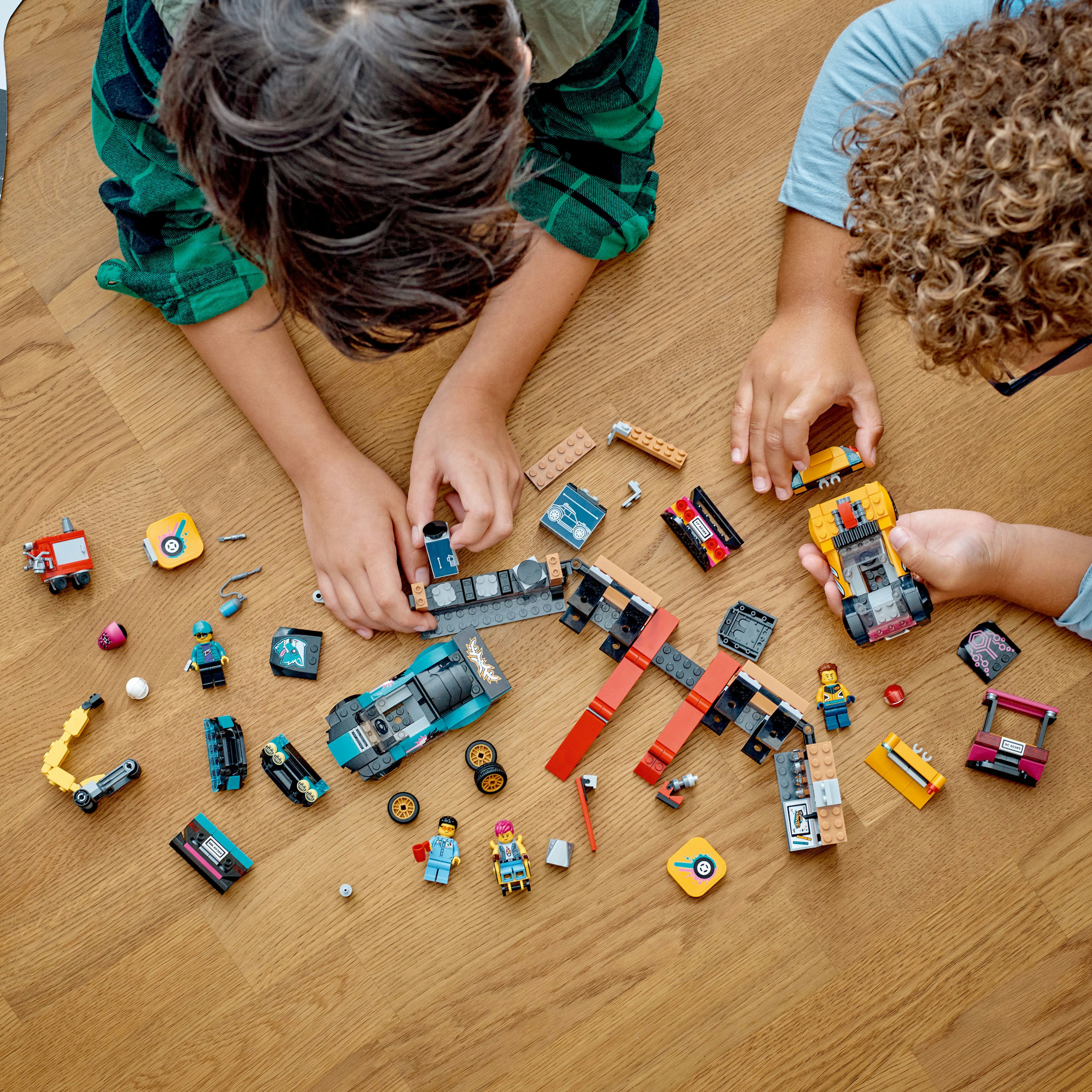 Zwei Kinder spielen mit einem Lego-Autobausatz.