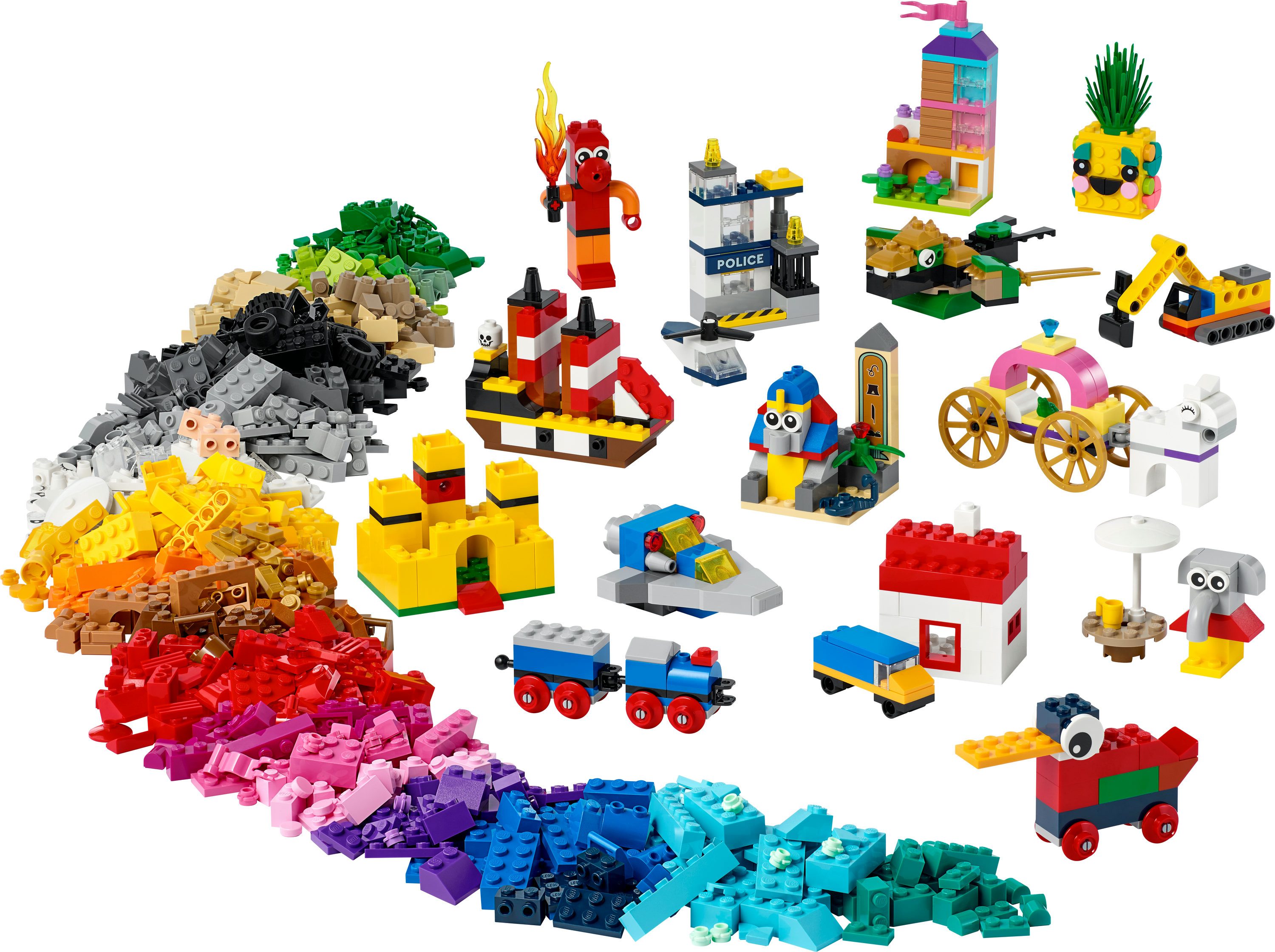 Beyaz zemin üzerine düzenlenmiş, tren, ev ve figürler dahil olmak üzere renkli Lego tuğlaları ve modelleri.