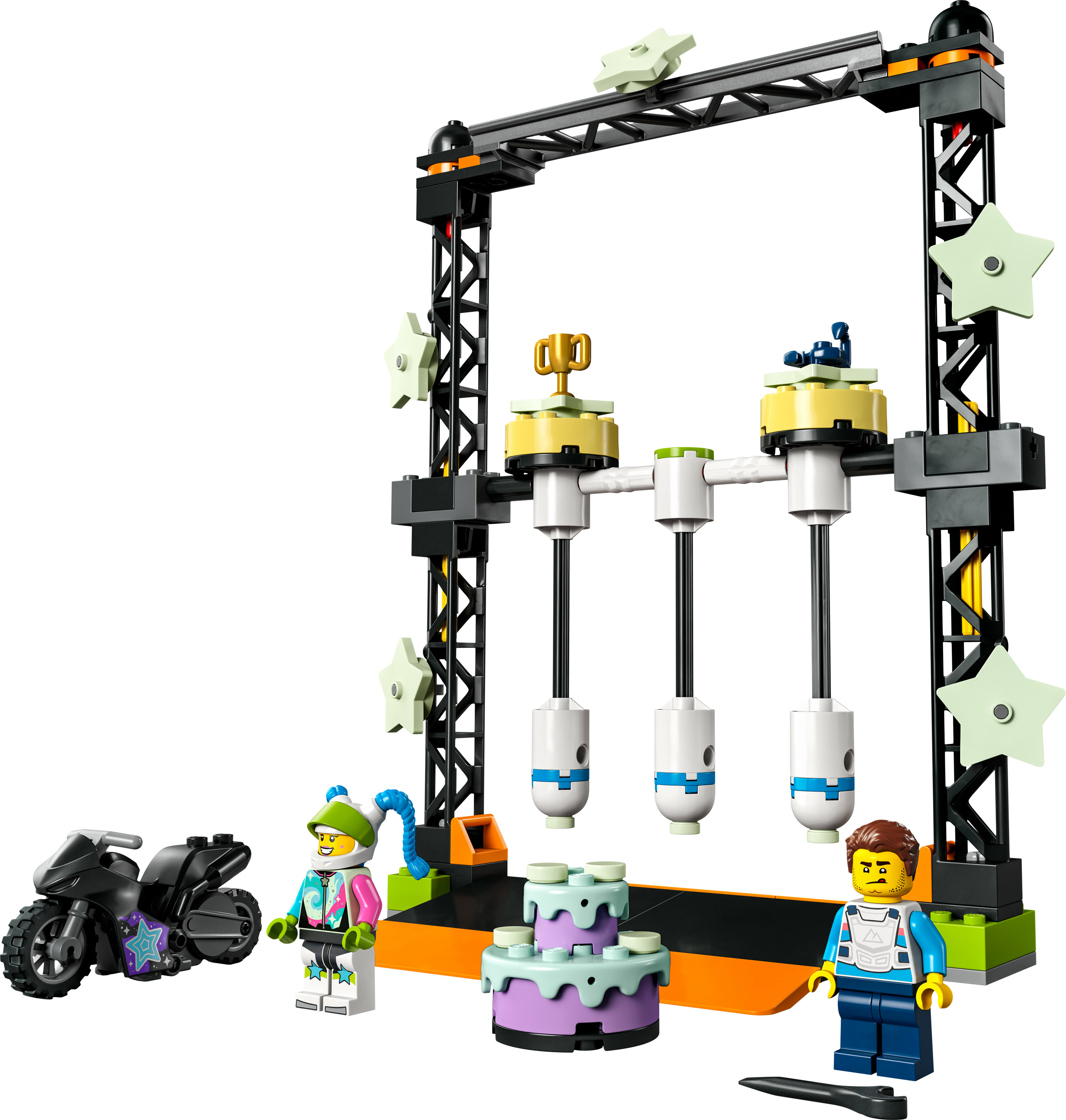 LEGO-set van een stuntshow met een motor, figuren en een taart.