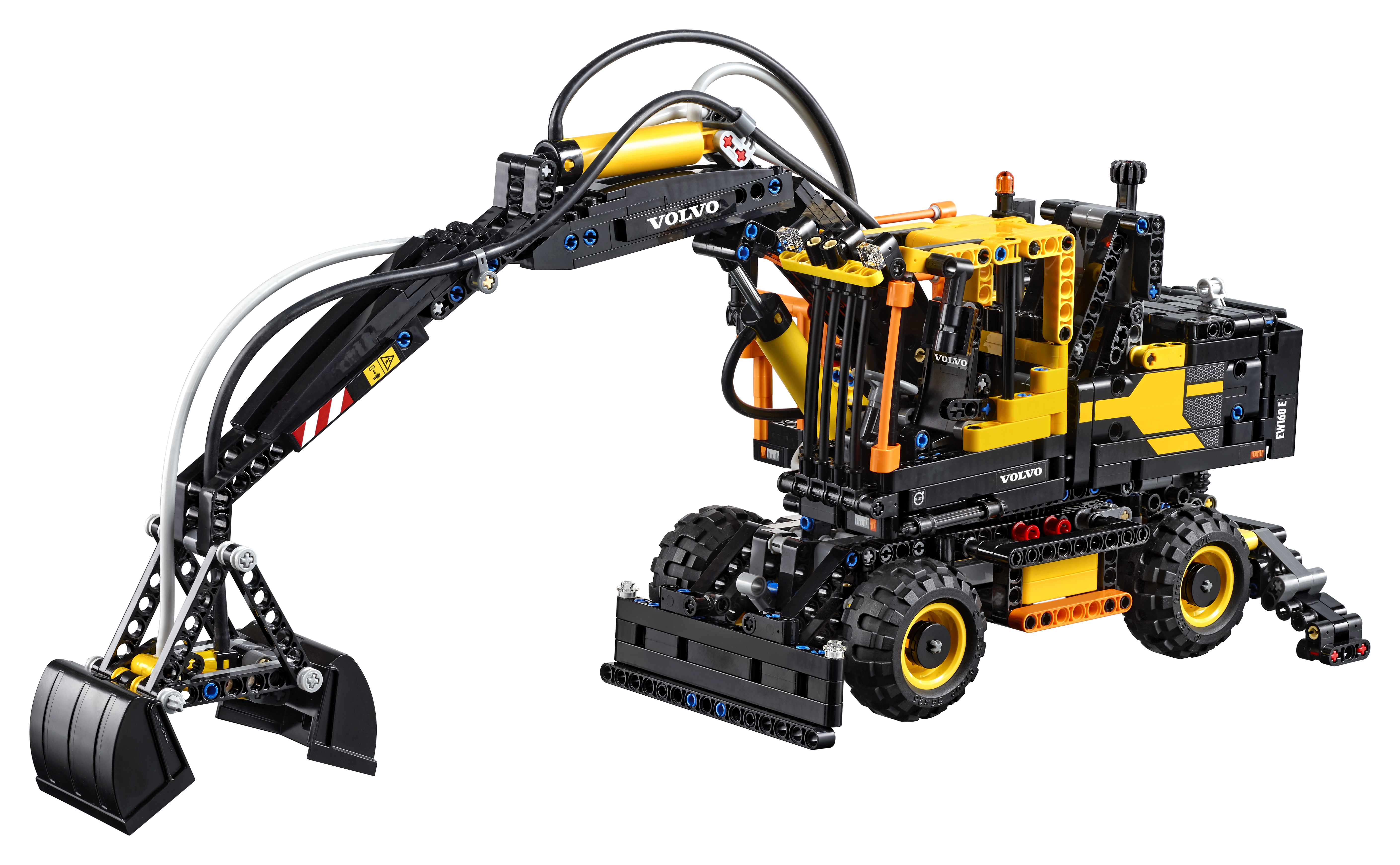 Een gele en zwarte LEGO Technic graafmachine op een witte achtergrond, met een zwarte arm.