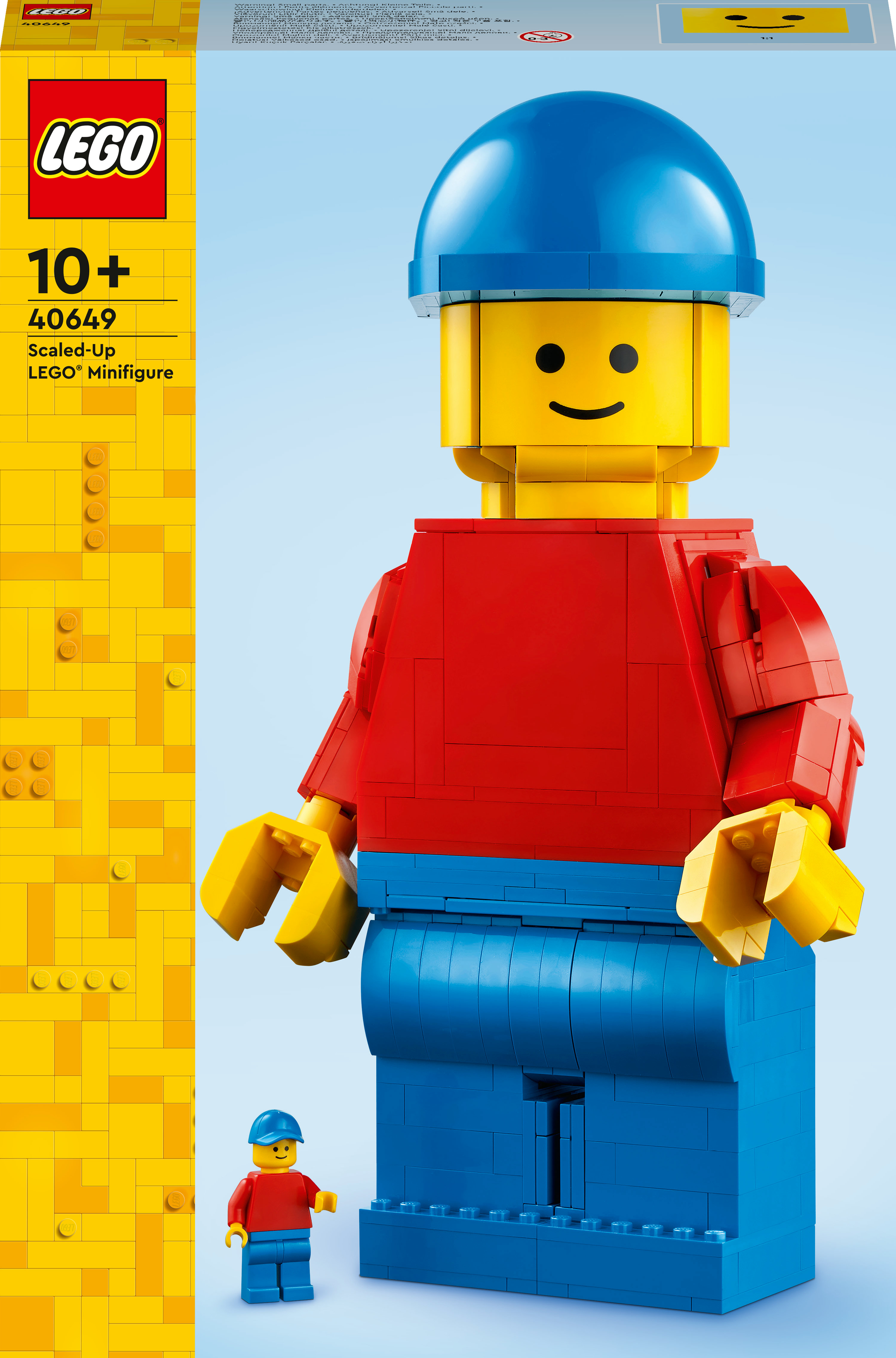 Figurka Lego z niebieskim hełmem i czerwoną koszulą. Obok jest mniejsza wersja.