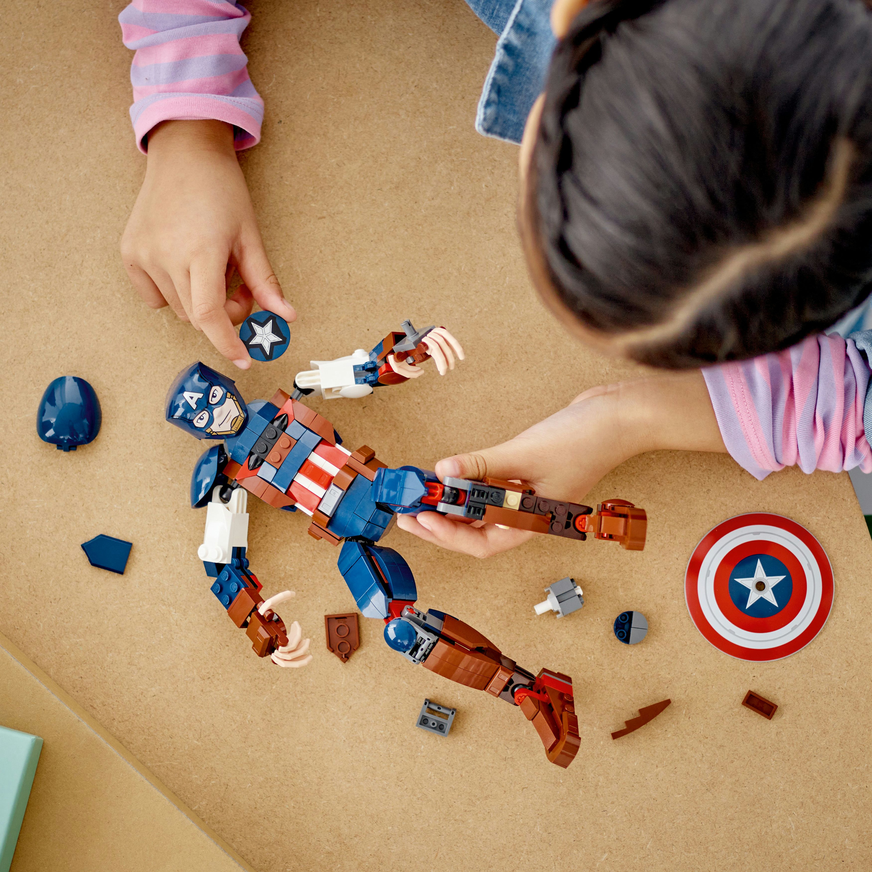 Lego Set von Captain America, der von einem Kind zusammengebaut wird.