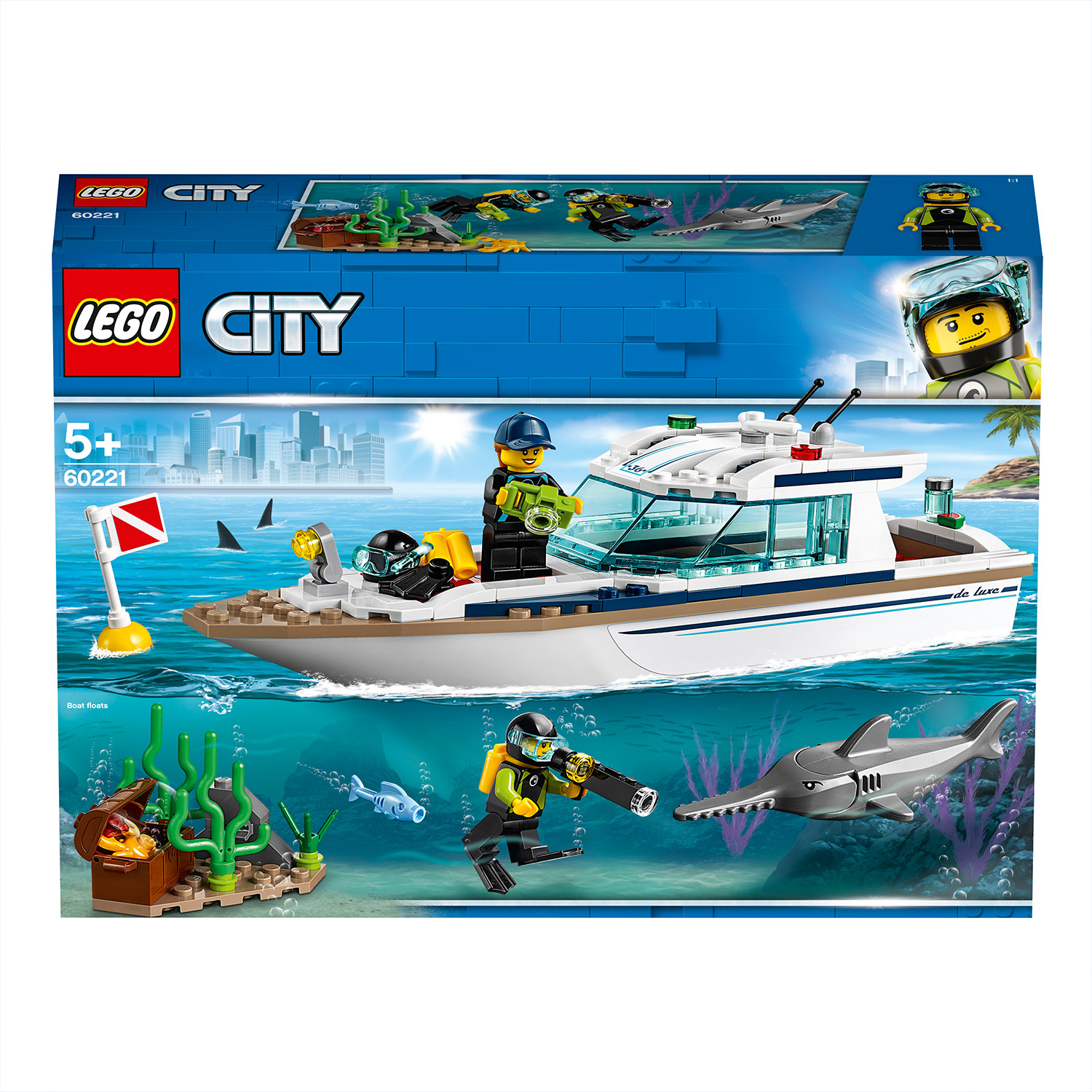 Lego City set met een boot met duikers, haaien en een schatkist in het water.