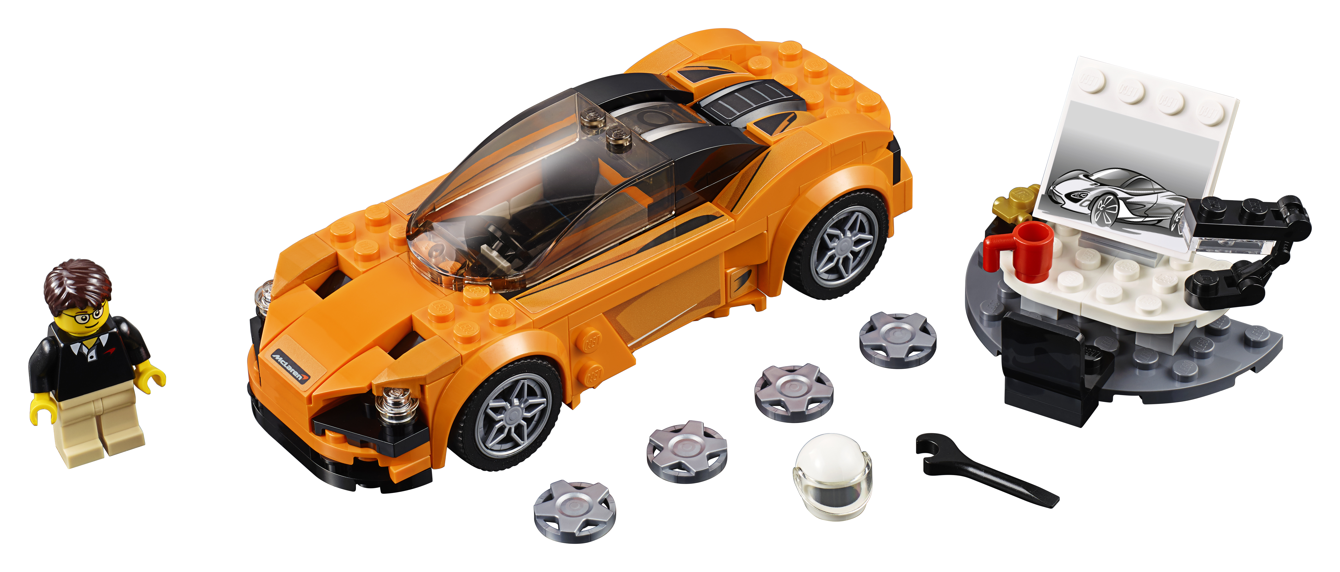 Ein orangefarbenes LEGO-Automodell, eine Minifigur und anderes LEGO-Zubehör auf weißer Oberfläche.
