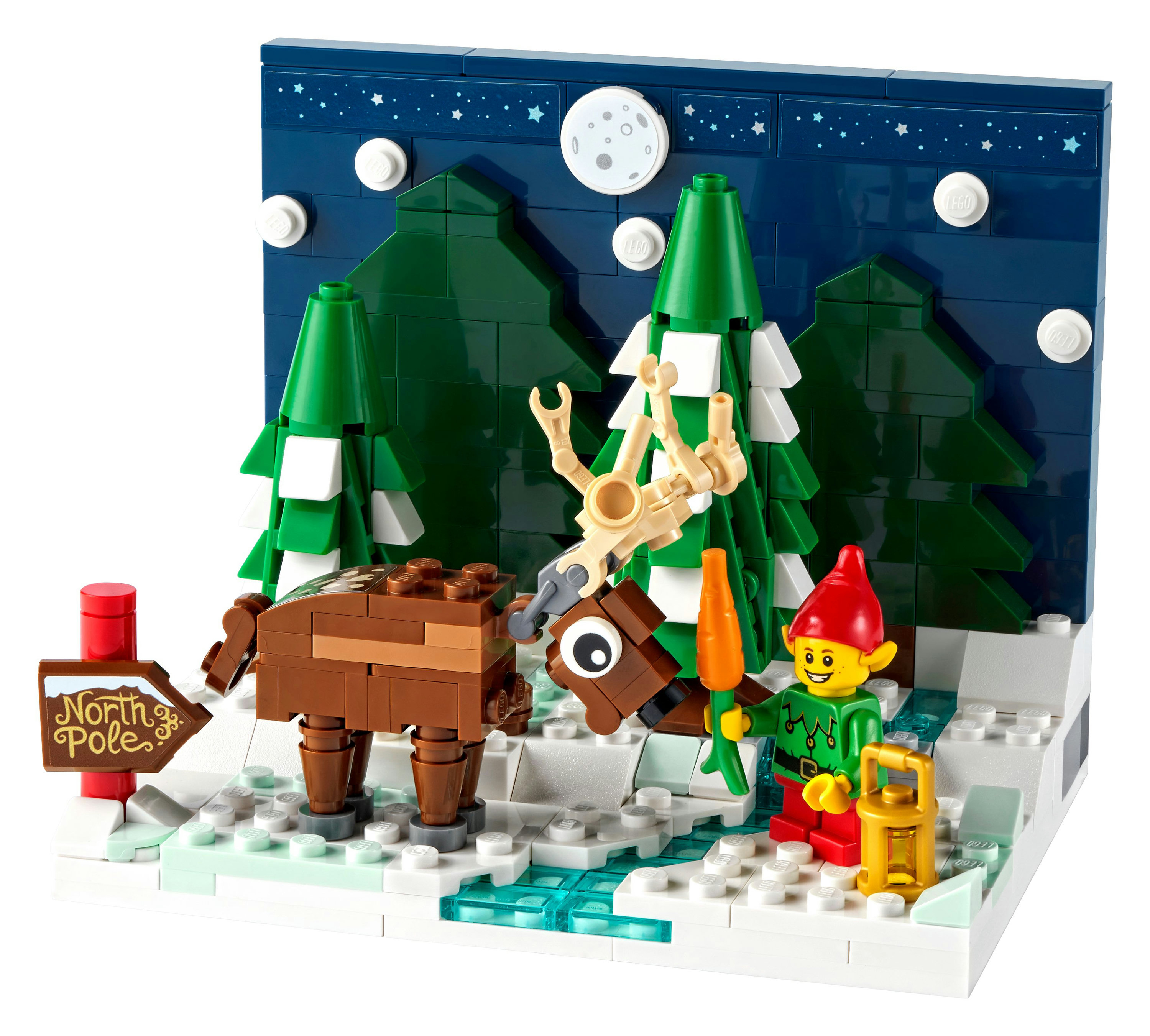 Una scena natalizia Lego con una renna, un elfo e neve con uno sfondo illuminato dalla luna.