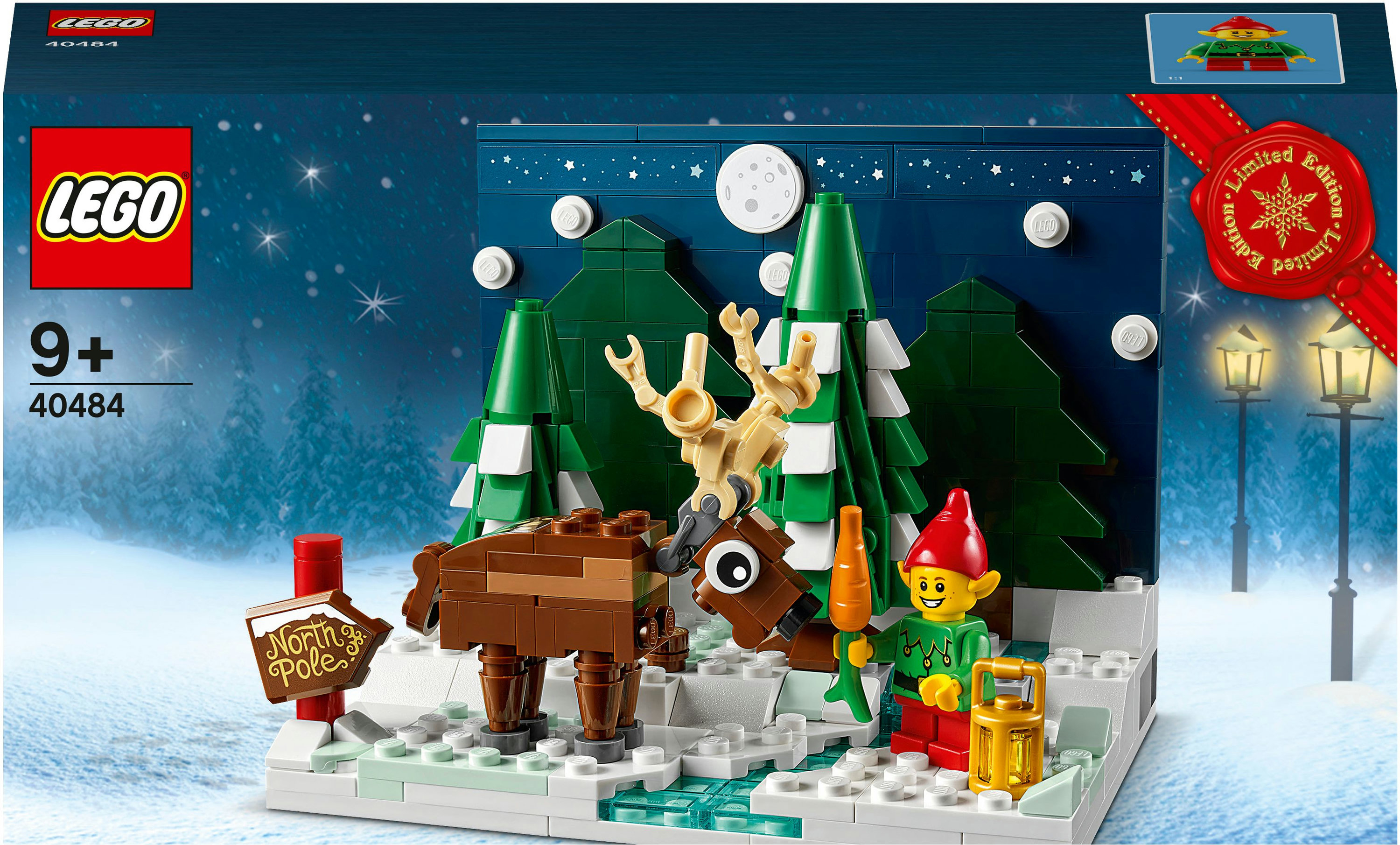 Set Lego con renne, elfo, cartello Polo Nord e alberi di Natale in un paesaggio innevato.