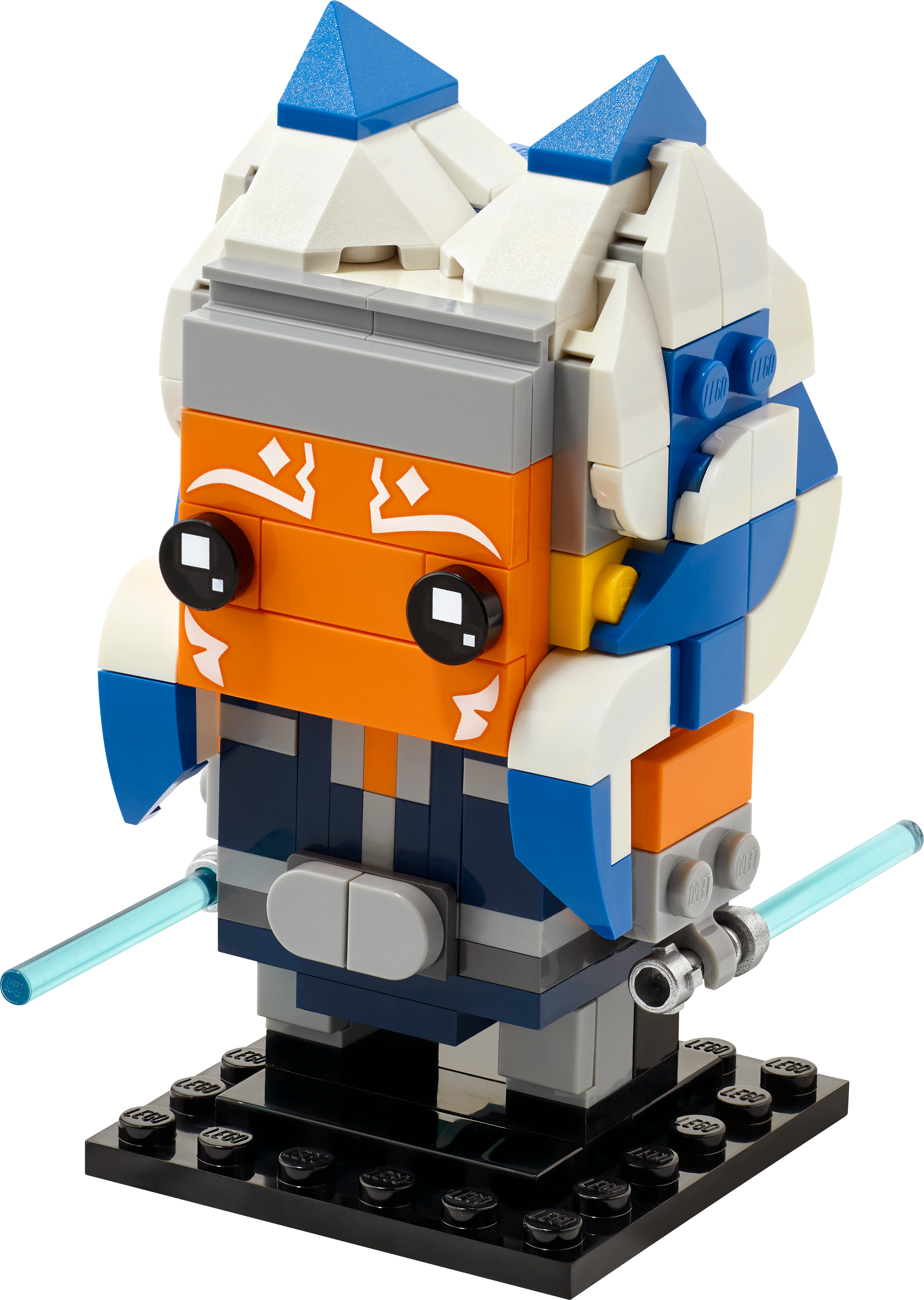 Lego BrickHeadz: eine aus Steinen gebaute Ahsoka Tano Figur mit blauen Lichtschwertern, auf schwarzer Basis.